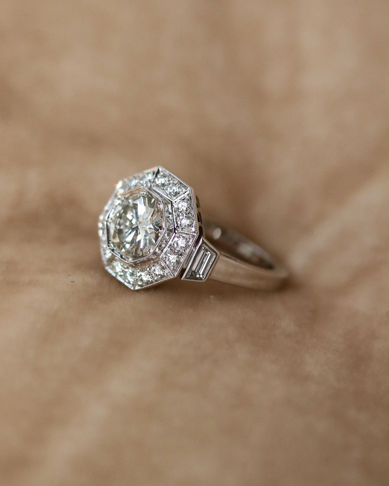 Bague Création Benoit Joaillier "Octogonale" Epaulée de Diamants Trapèze - Image 6