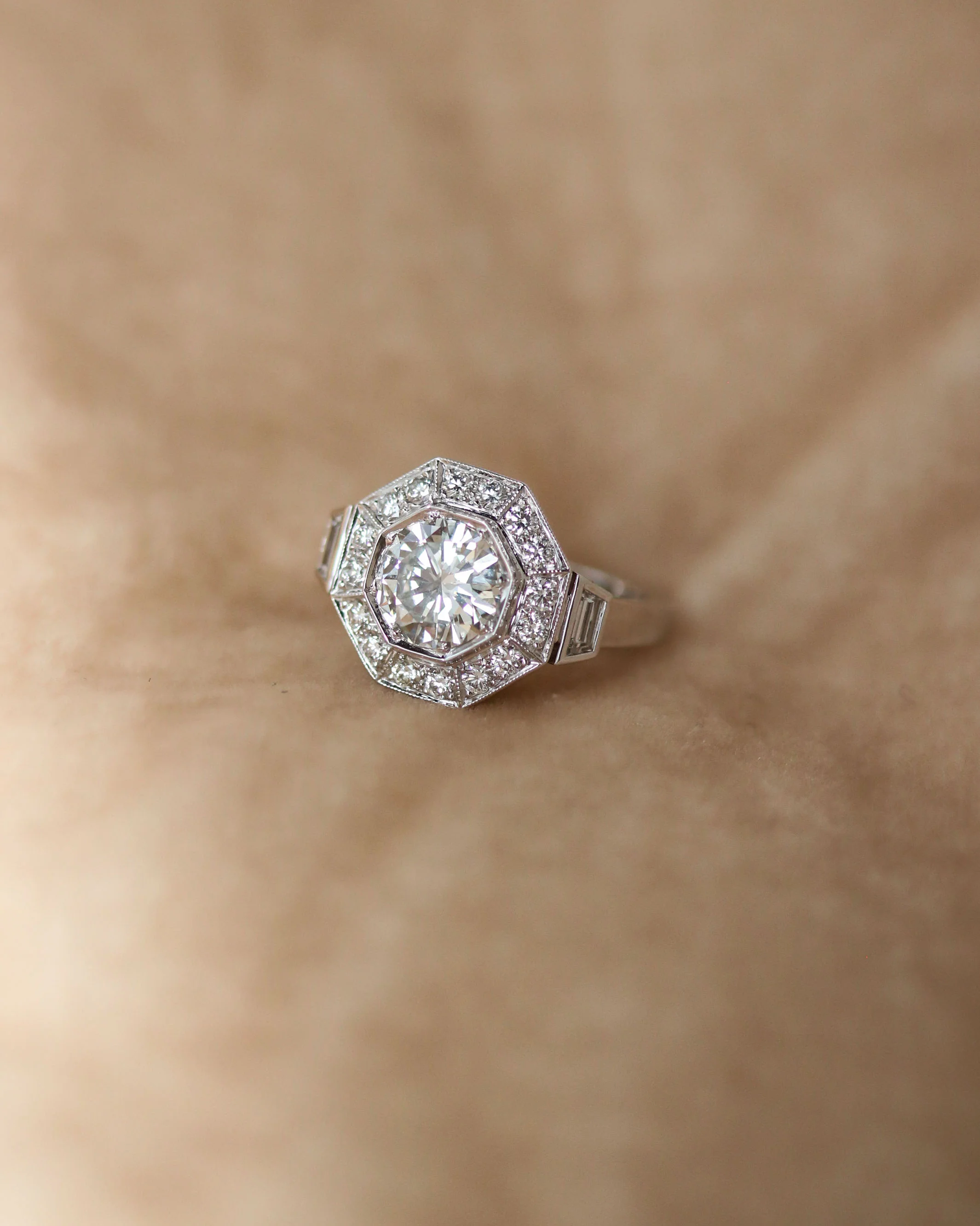 Bague Création Benoit Joaillier "Octogonale" Epaulée de Diamants Trapèze - Image 7