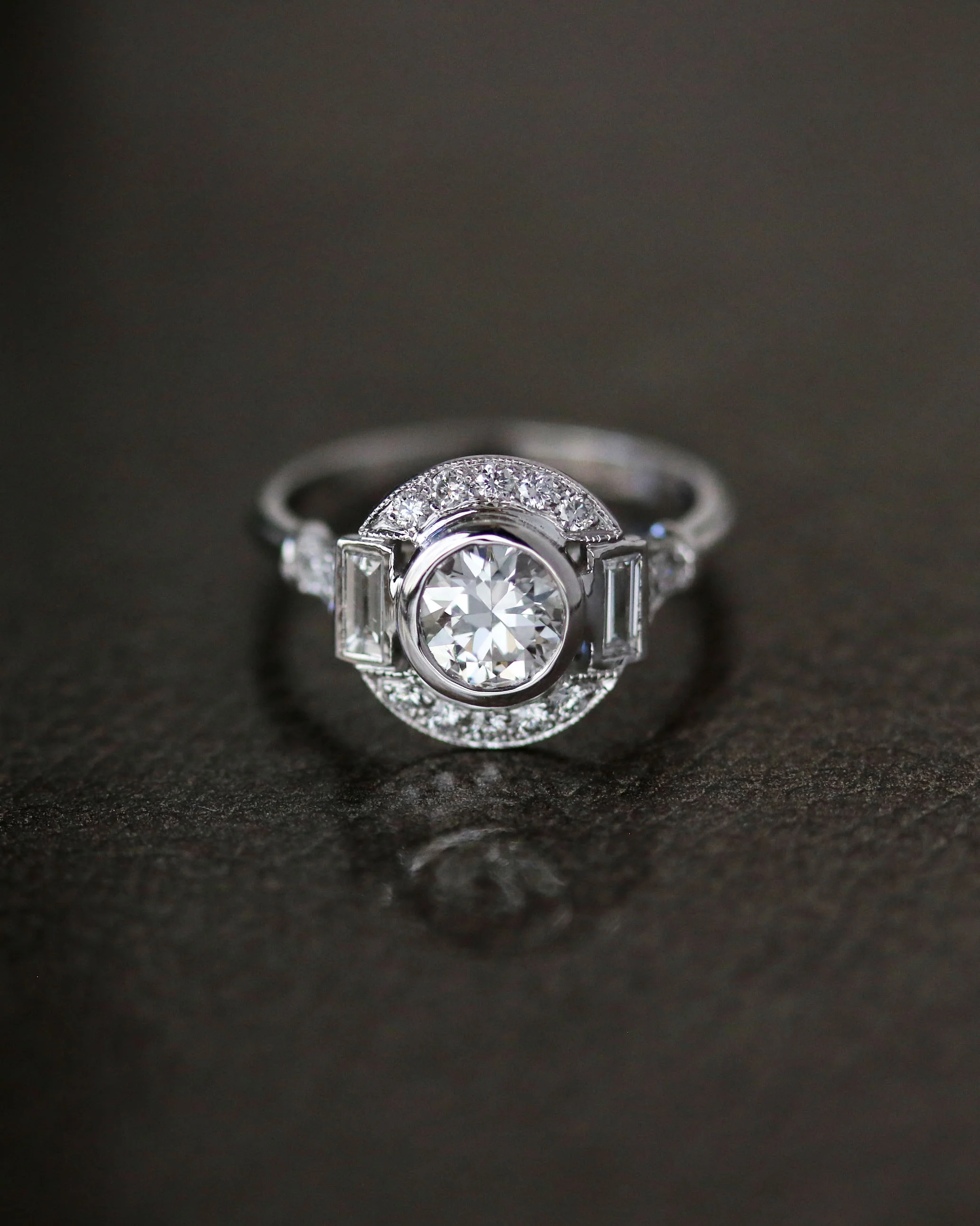 Bague Création Benoit Joaillier " Ronde Diamant Épaulé Baguettes"