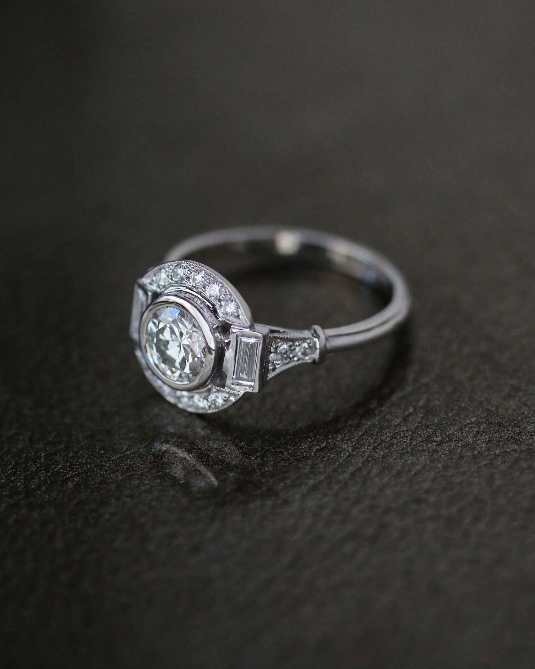 Bague Création Benoit Joaillier " Ronde Diamant Épaulé Baguettes" - Image 3