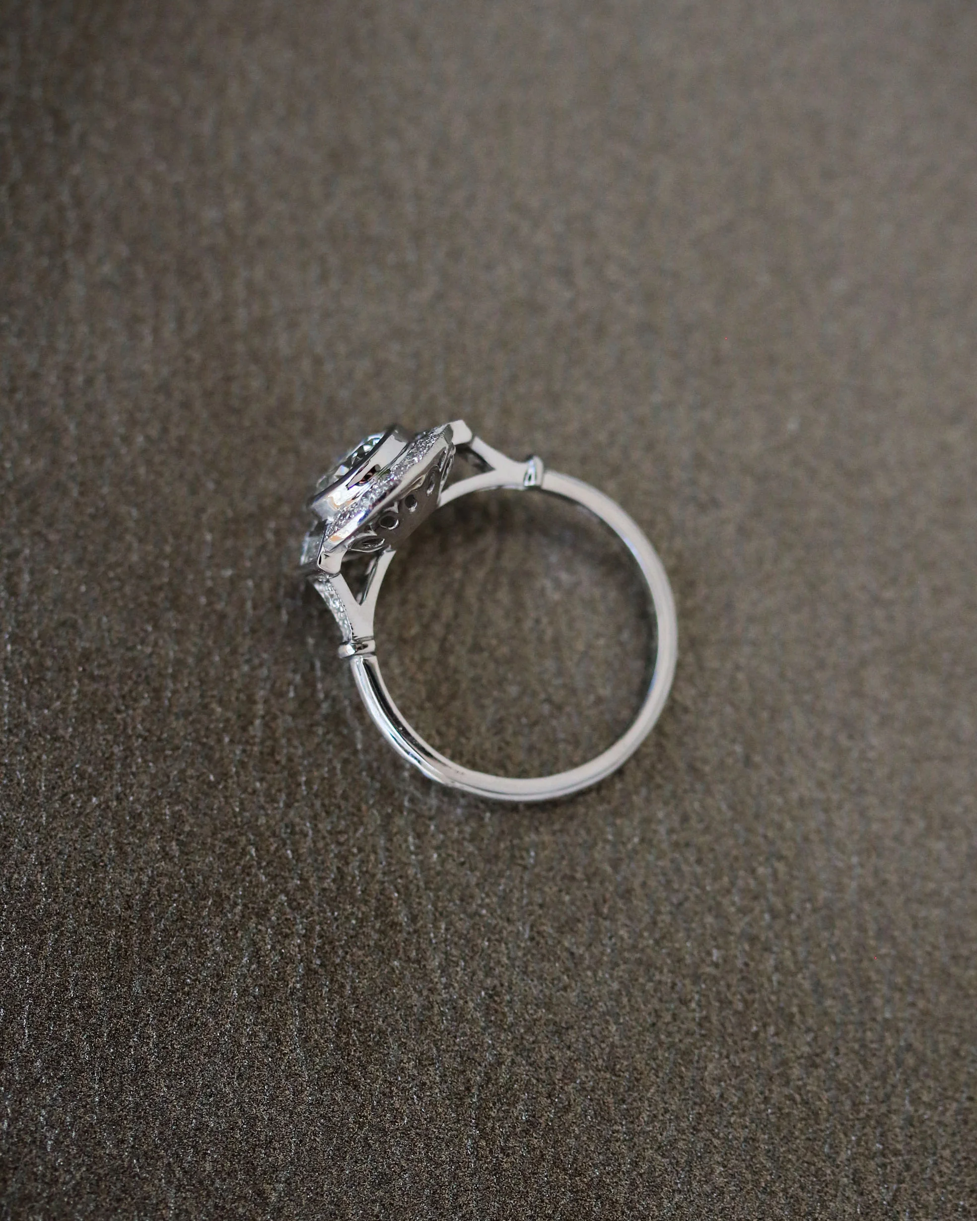 Bague Création Benoit Joaillier " Ronde Diamant Épaulé Baguettes" - Image 4