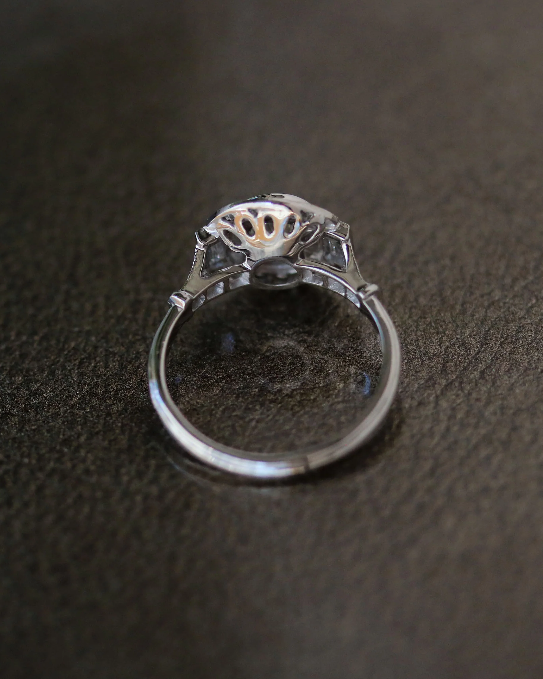 Bague Création Benoit Joaillier " Ronde Diamant Épaulé Baguettes" - Image 5