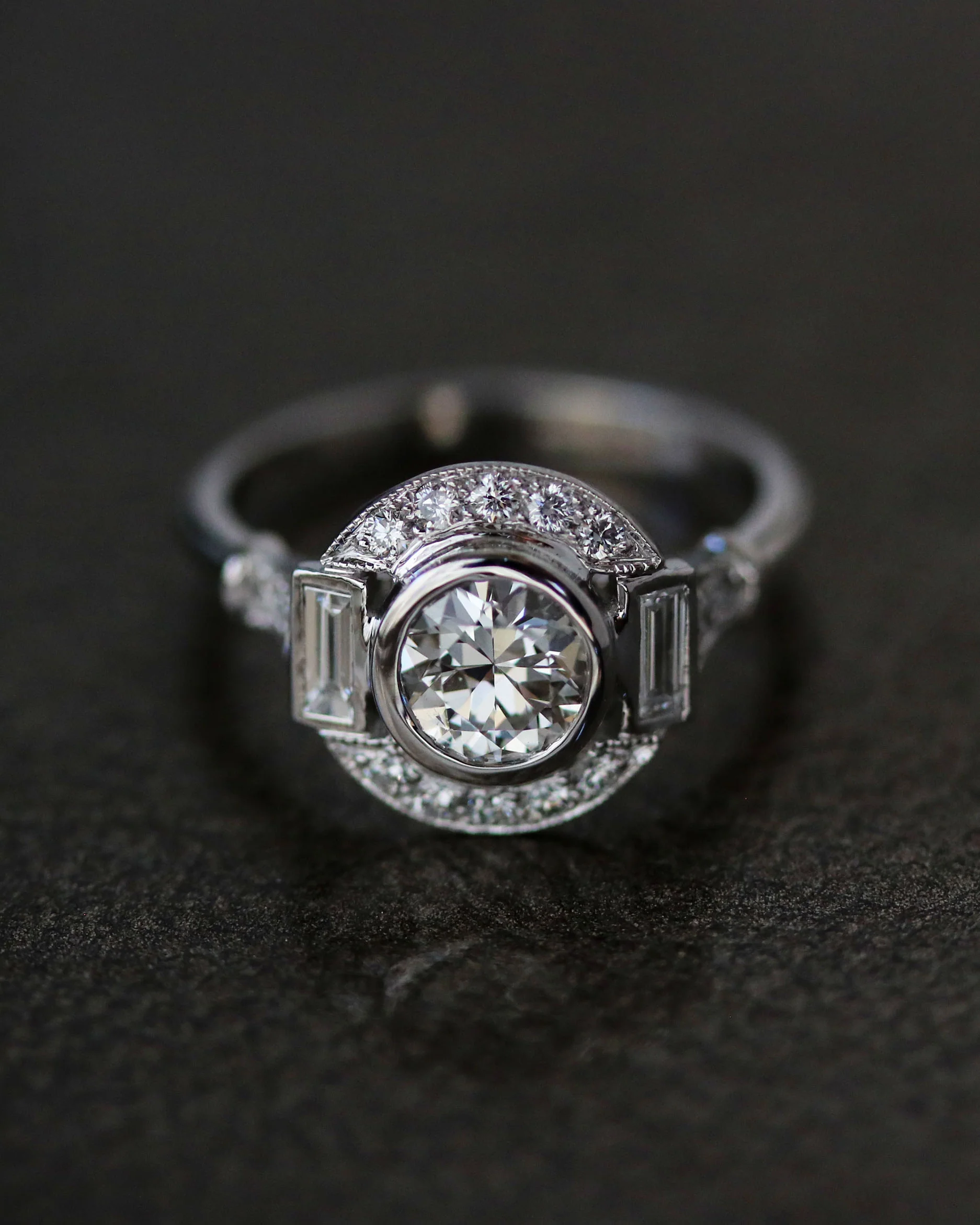 Bague Création Benoit Joaillier " Ronde Diamant Épaulé Baguettes" - Image 6