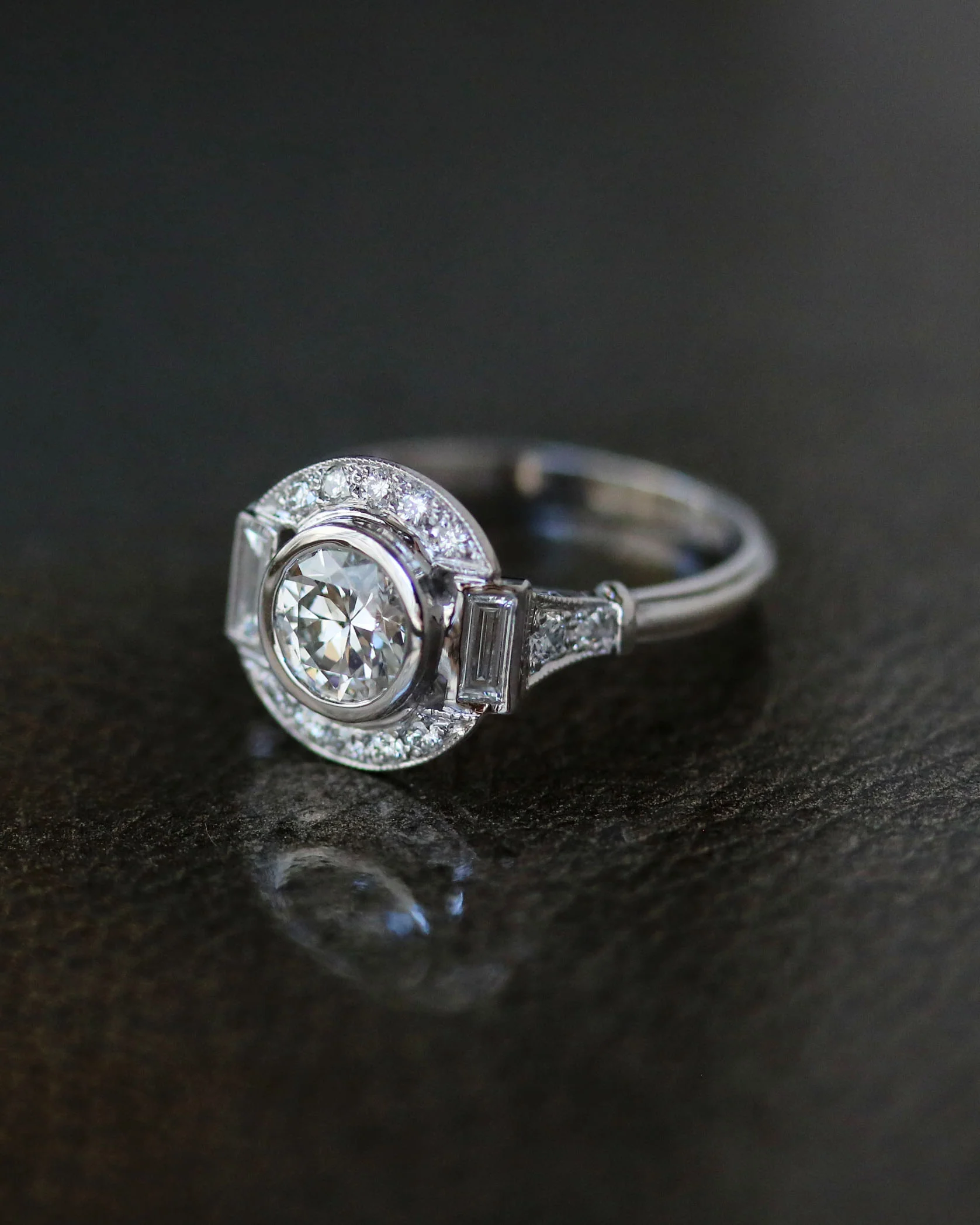 Bague Création Benoit Joaillier " Ronde Diamant Épaulé Baguettes" - Image 7