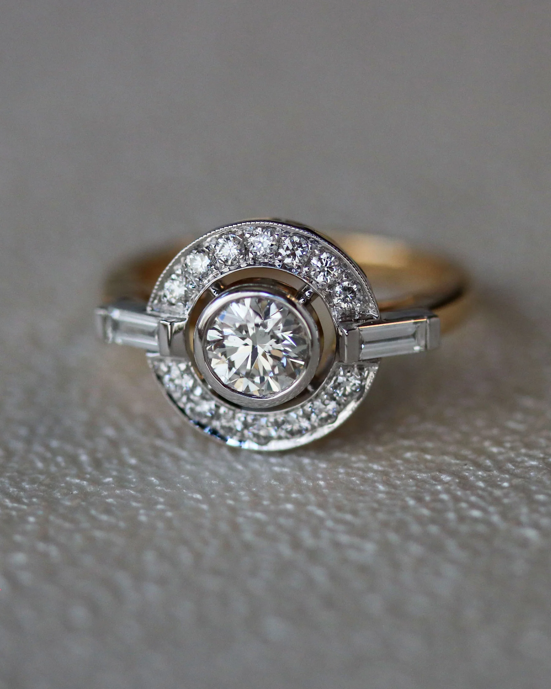 Bague Création Benoit Joaillier Deux Ors "Ronde Diamant Épaulé Baguettes"