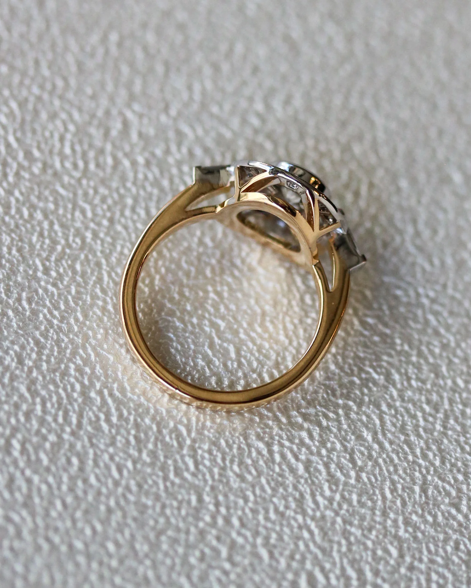 Bague Création Benoit Joaillier Deux Ors "Ronde Diamant Épaulé Baguettes" - Image 4