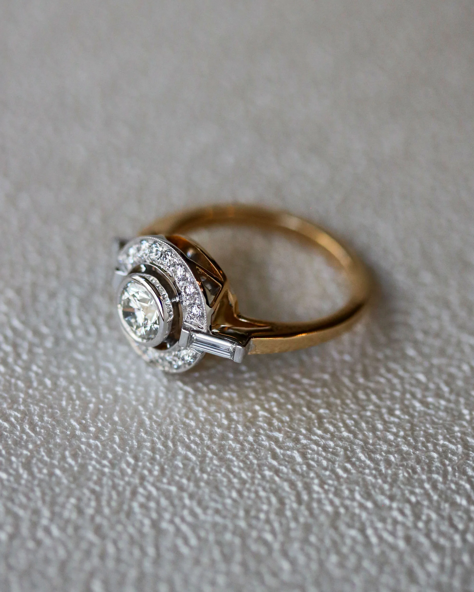 Bague Création Benoit Joaillier Deux Ors "Ronde Diamant Épaulé Baguettes" - Image 6