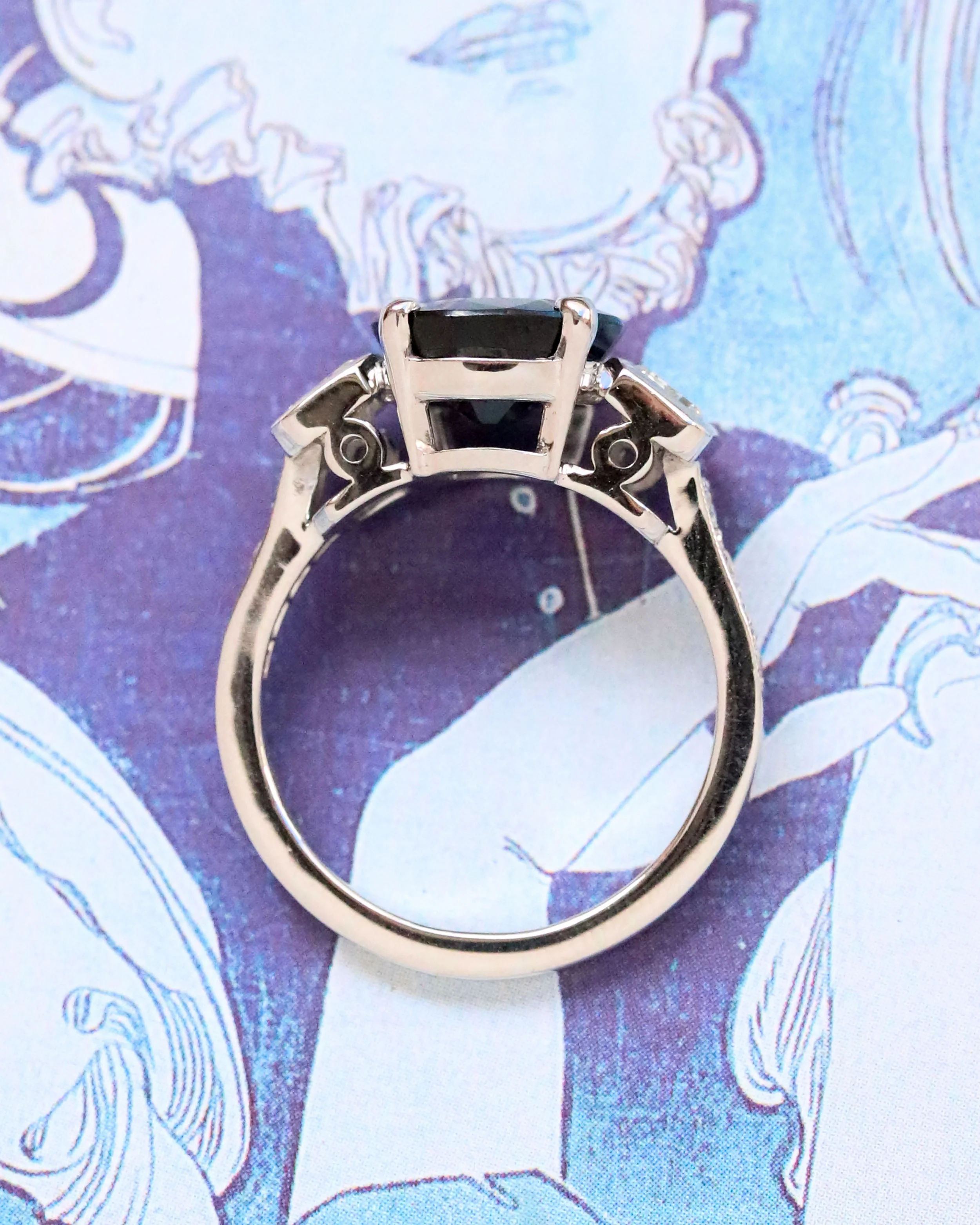 Bague Création Benoit Joaillier "Saphir Ovale Epaulé Diamants Baguettes" - Image 3
