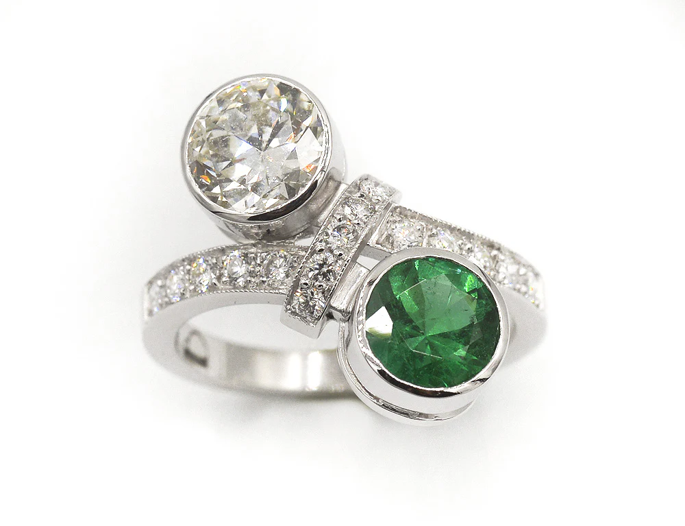 Bague Création Benoit Joaillier "Toi et Moi Emeraude et Diamant" - Image 2