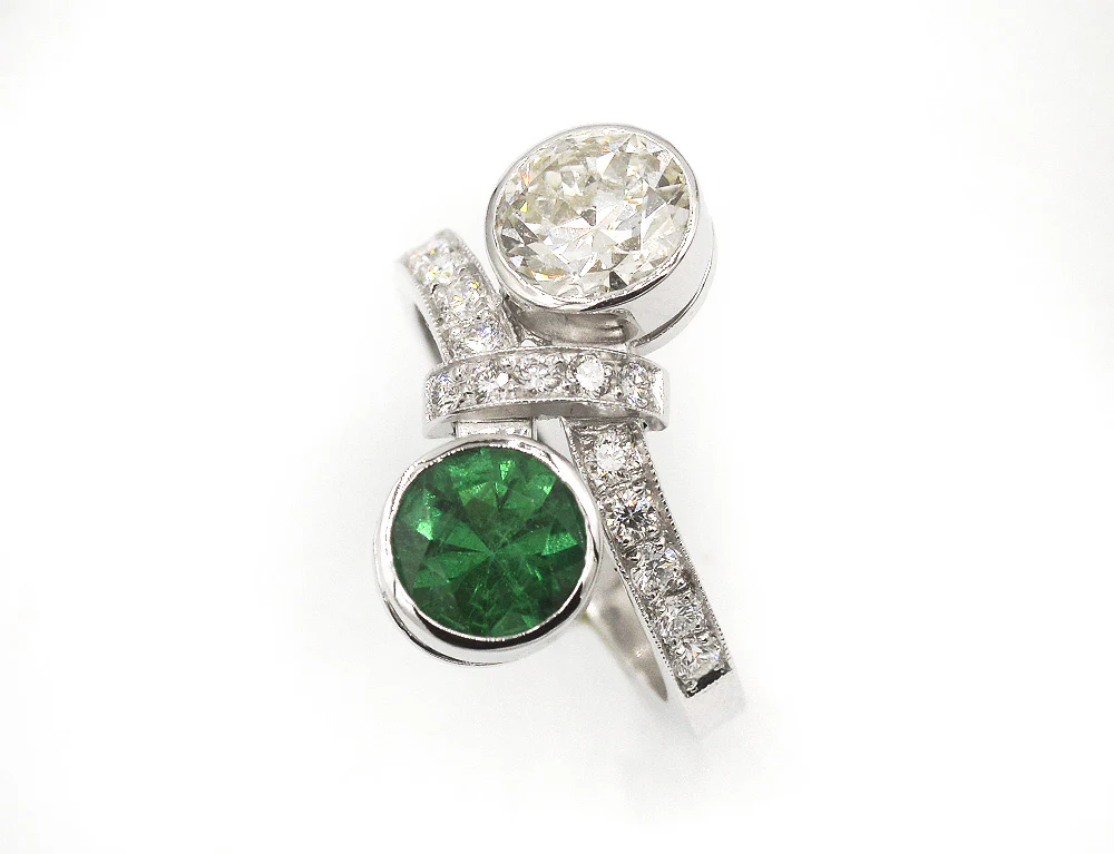 Bague Création Benoit Joaillier "Toi et Moi Emeraude et Diamant" - Image 3