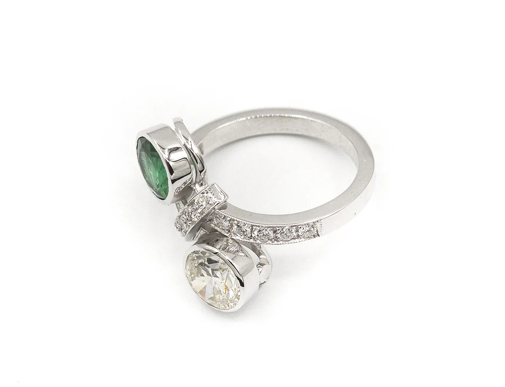 Bague Création Benoit Joaillier "Toi et Moi Emeraude et Diamant" - Image 4