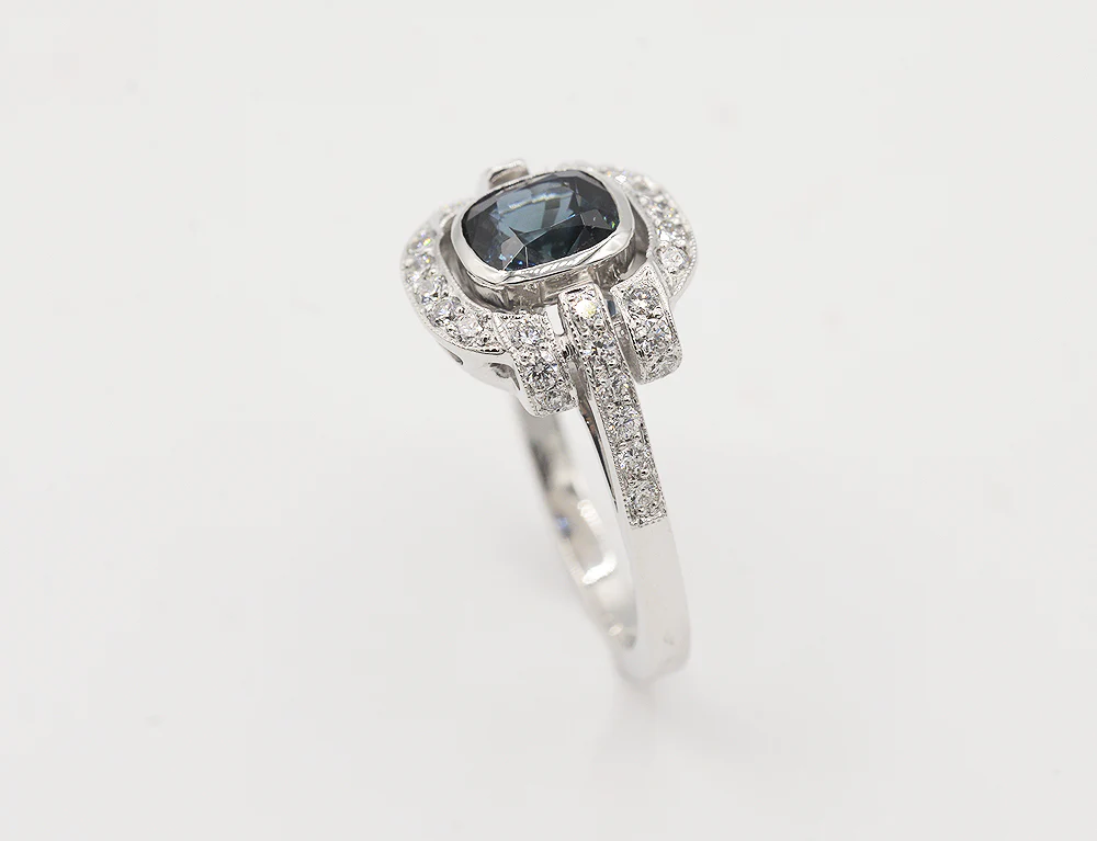 Bague Création Benoit Joaillier "Carré arrondi Art Déco" Saphir 1,38 cts - Image 3