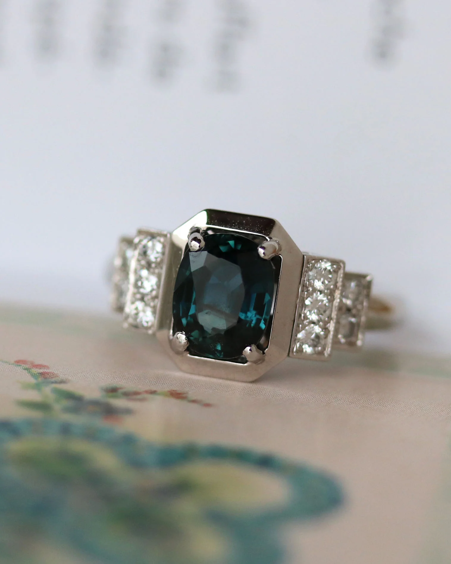 Bague de Style Art Déco Saphir et Diamants - Image 2