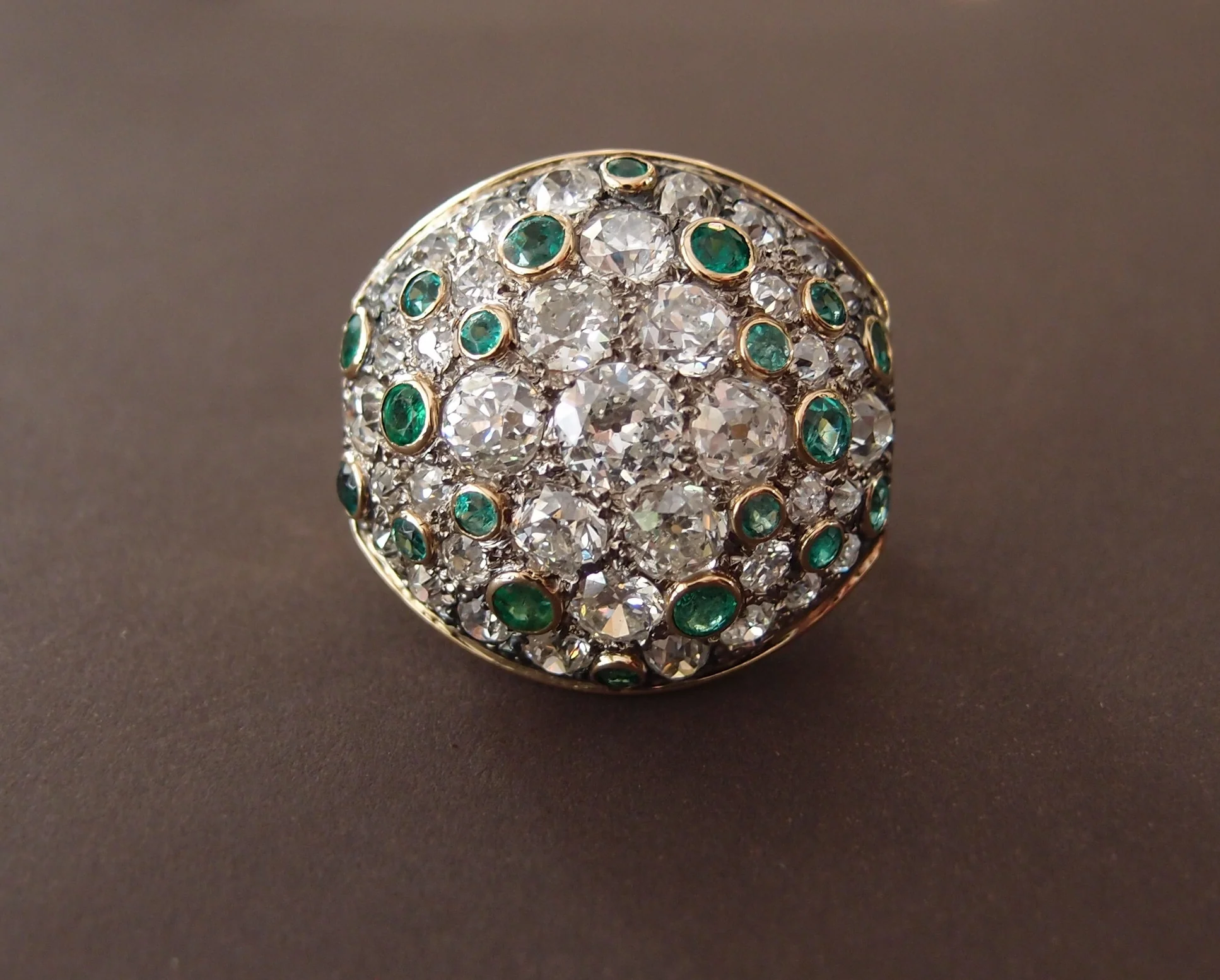 Bague "'Dome" or,platine,diamants et emeraudes - Image 2