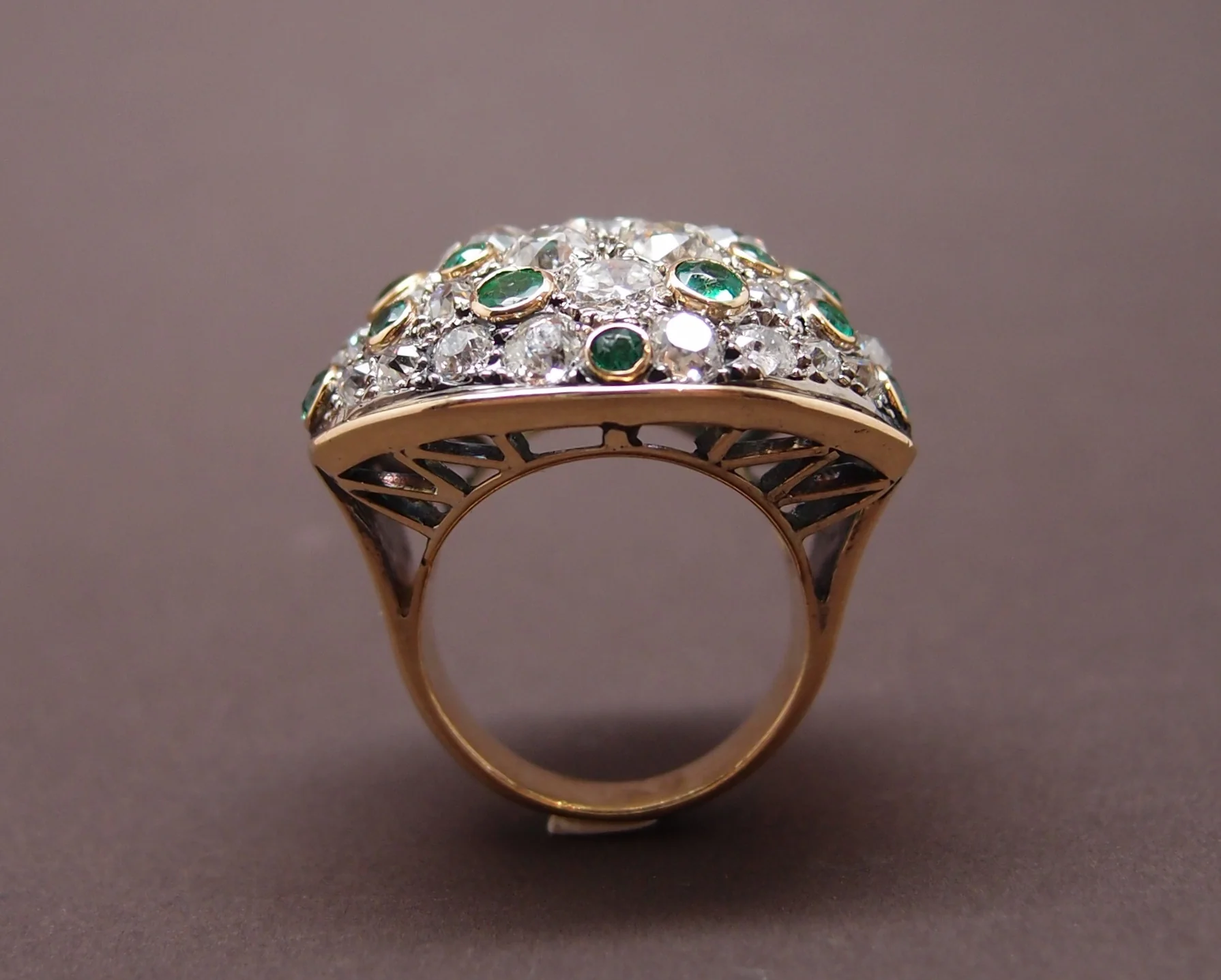 Bague "'Dome" or,platine,diamants et emeraudes - Image 3