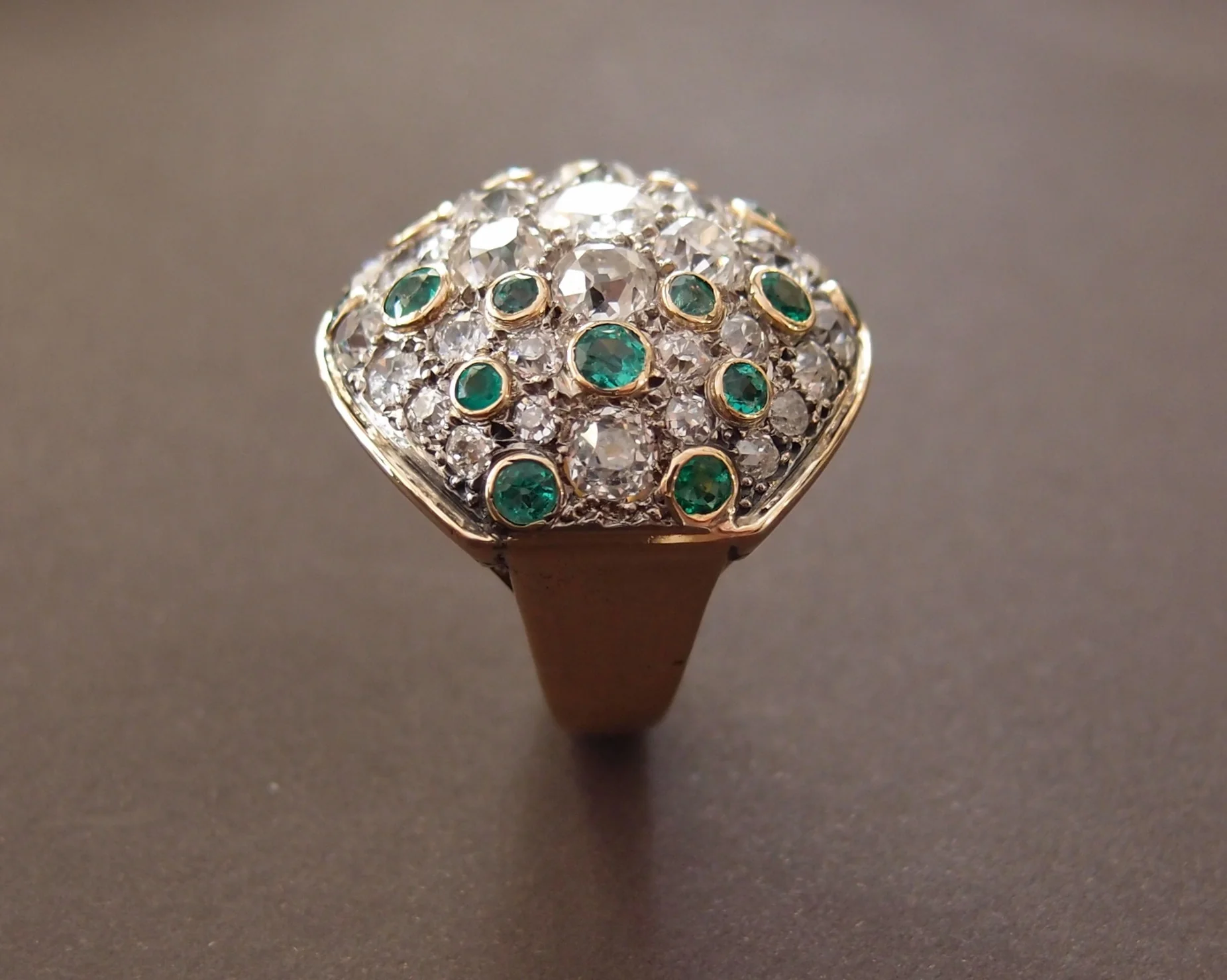 Bague "'Dome" or,platine,diamants et emeraudes - Image 5