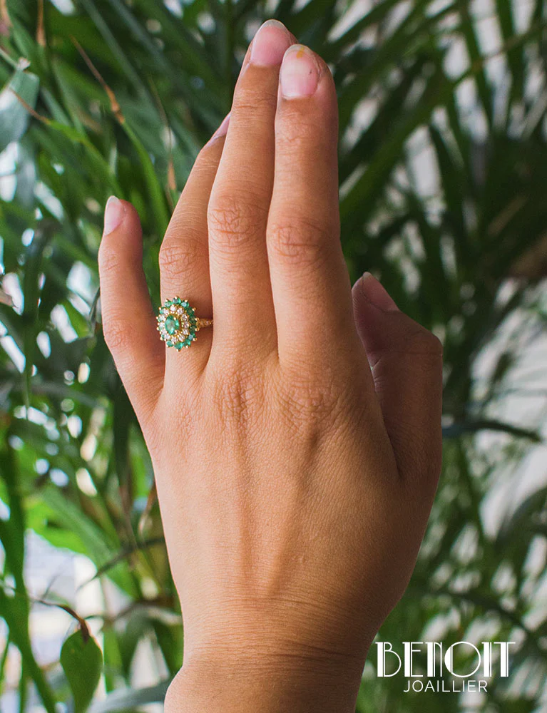 Bague Double Entourage Emeraudes Diamants - Image 7