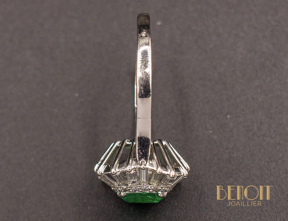 Bague Emeraude Double Entourage Baguettes - Image 5