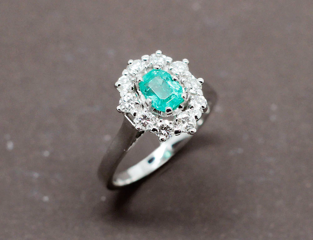 Bague Émeraude Entourage Diamants