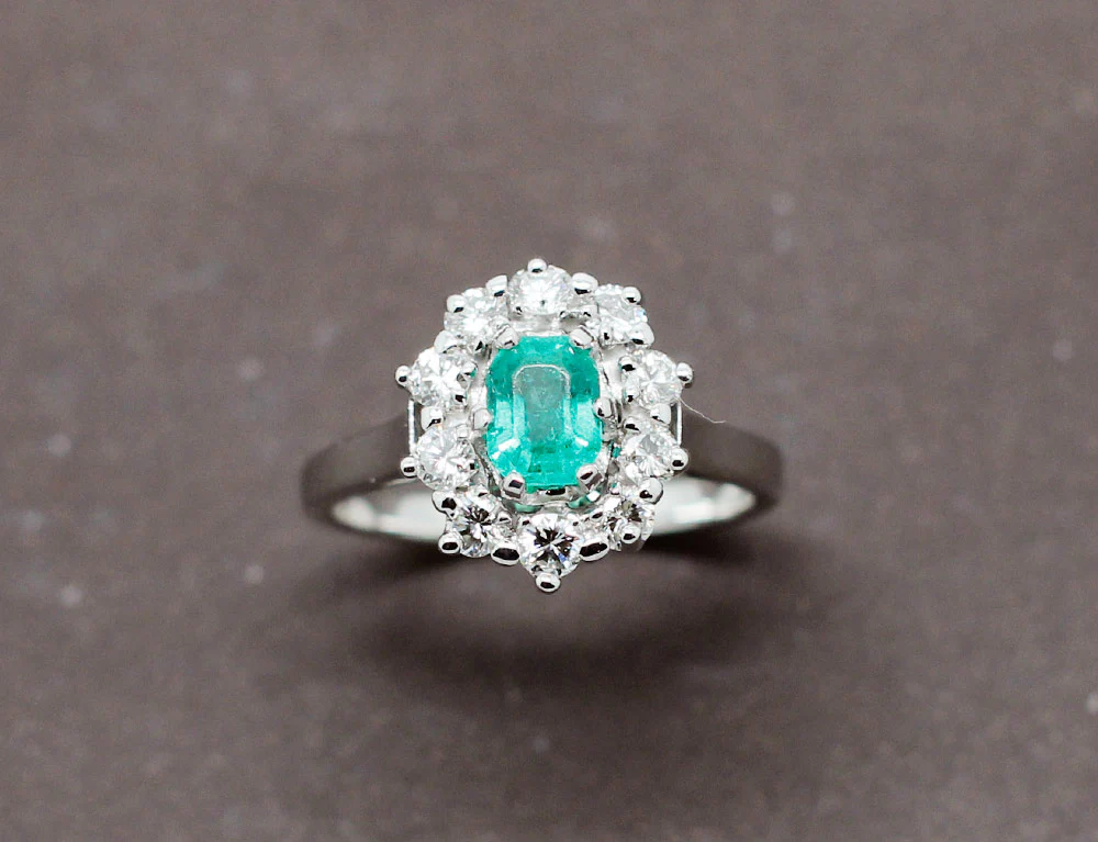 Bague Émeraude Entourage Diamants - Image 2