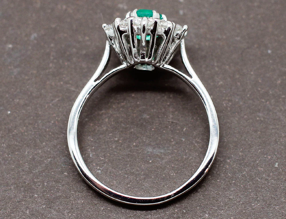 Bague Émeraude Entourage Diamants - Image 5