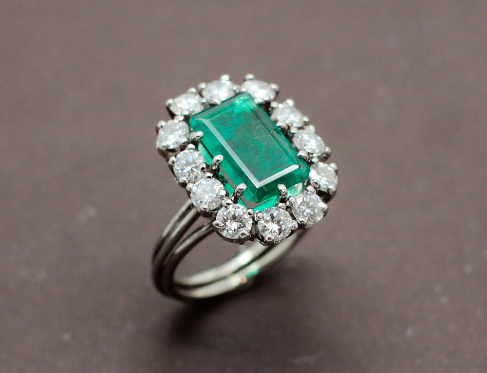 Bague Émeraude Entourage Diamants