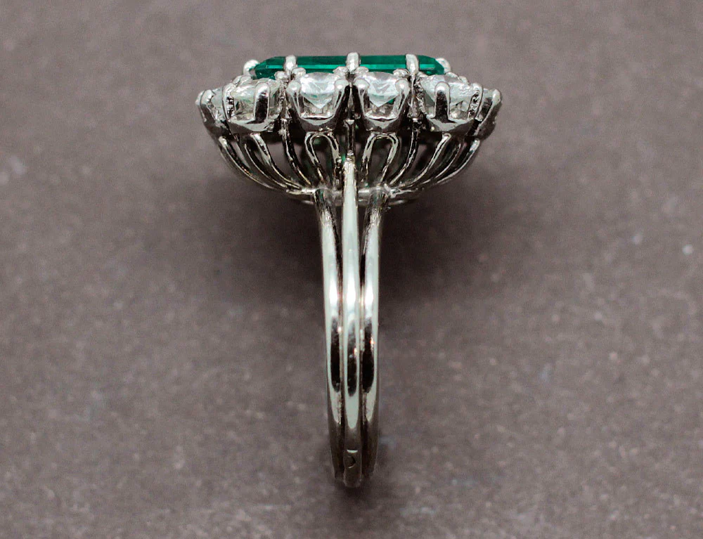 Bague Émeraude Entourage Diamants - Image 4