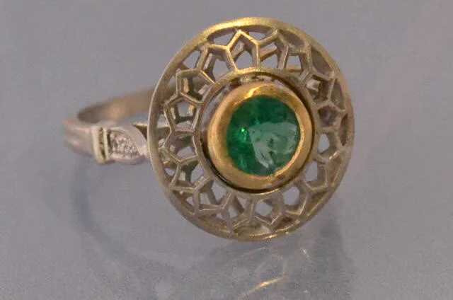 Bague Emeraude nids d'abeille "Benoitjoaillier"