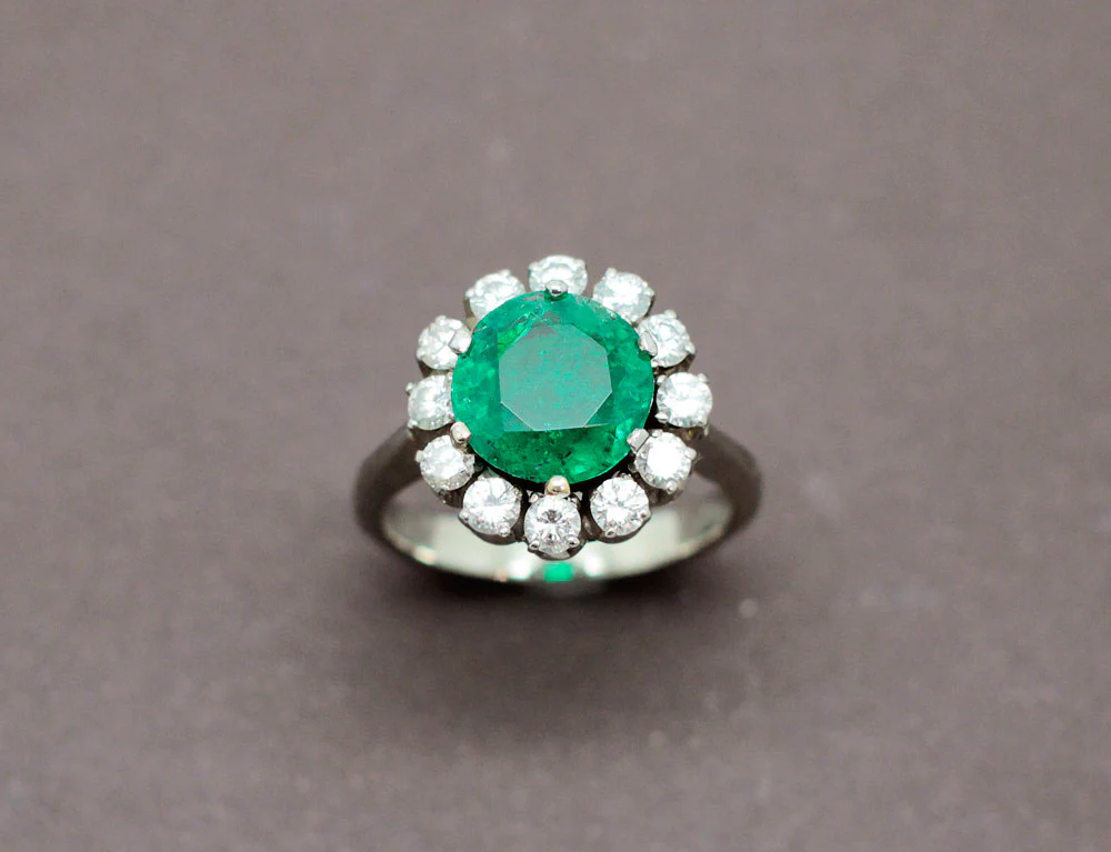 Bague Émeraude Ronde Entourage Diamants - Image 2