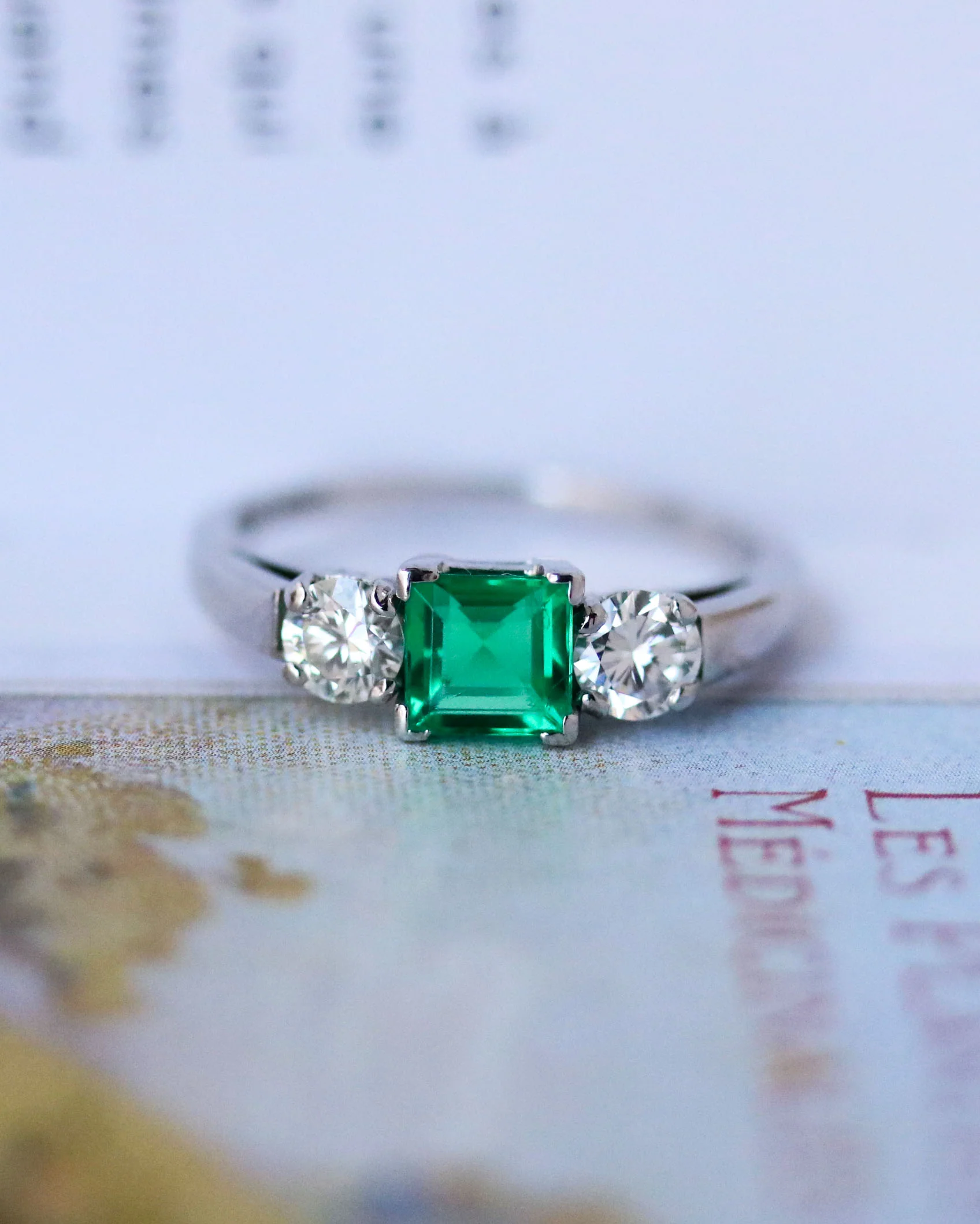 Bague en Platine Trilogie Emeraude Princesse et diamants