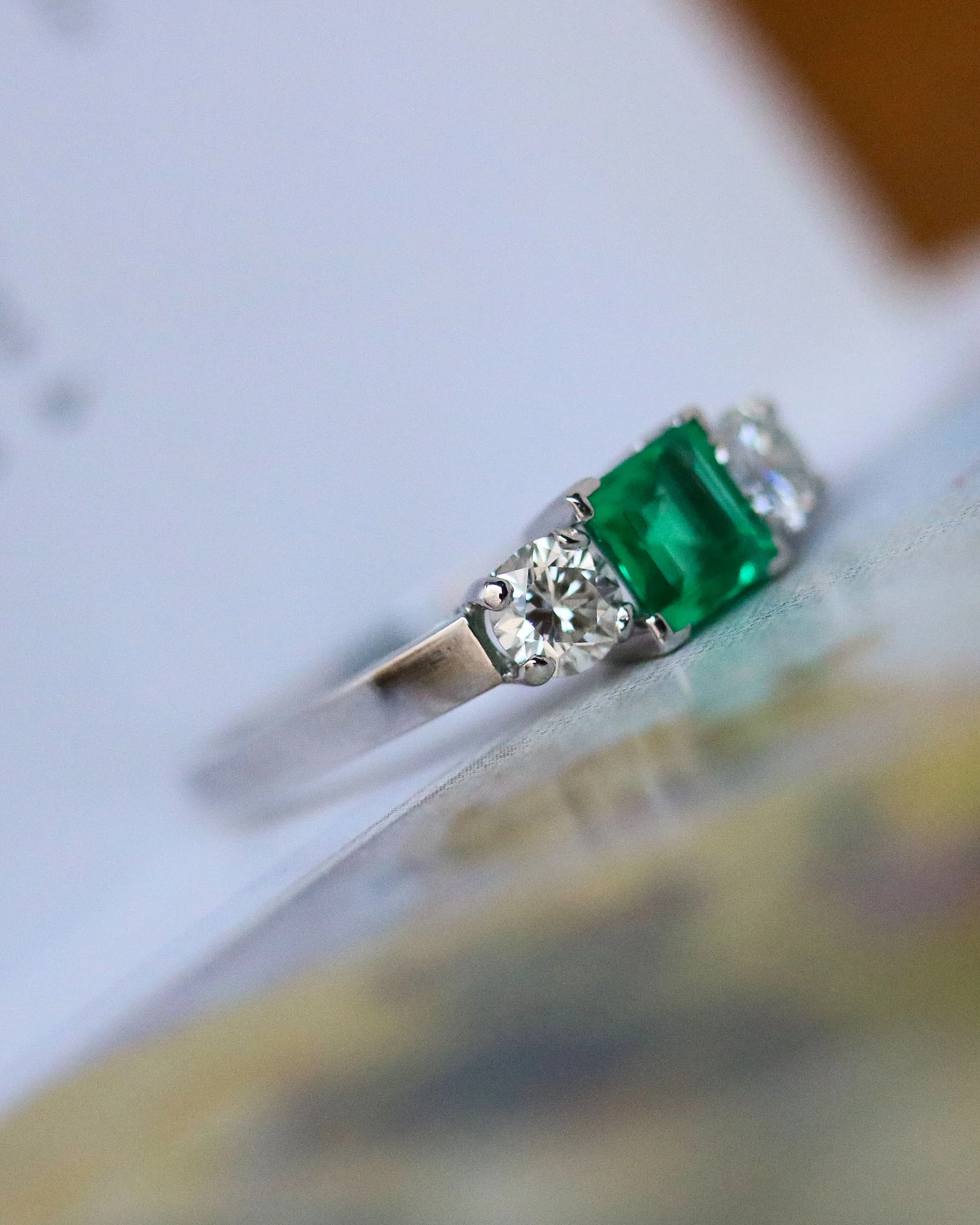 Bague en Platine Trilogie Emeraude Princesse et diamants - Image 4