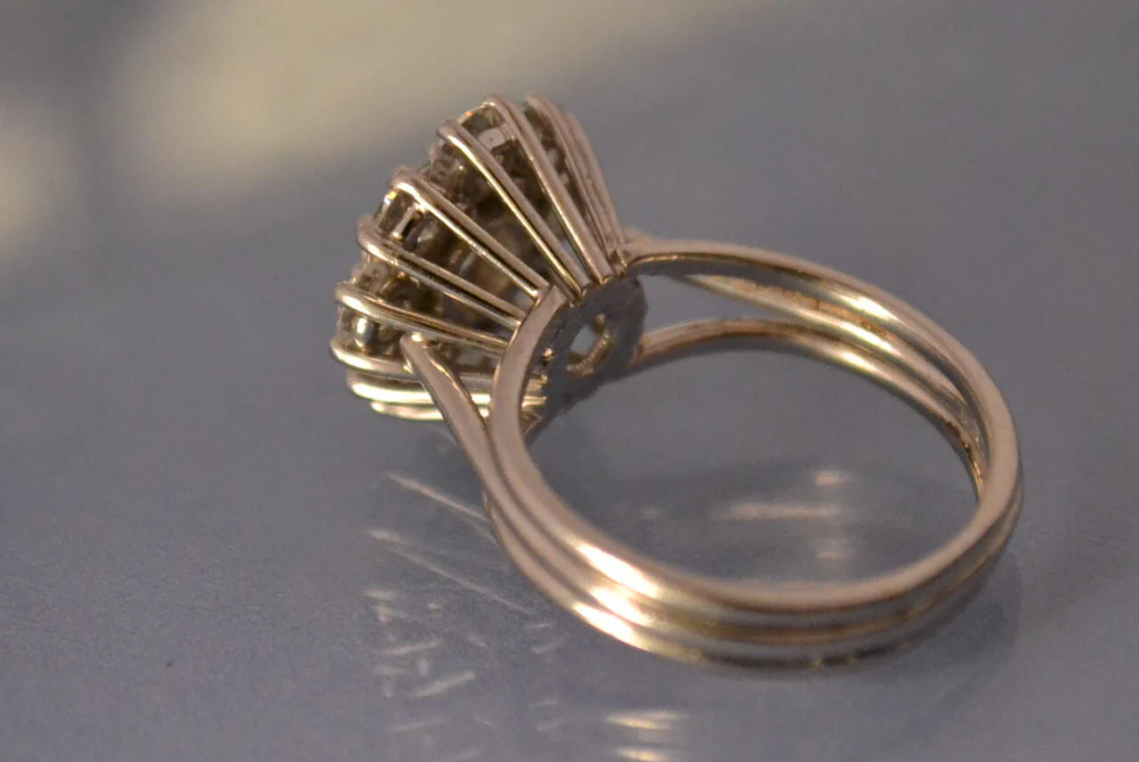 Bague fleur de diamants 2 carats - Image 2