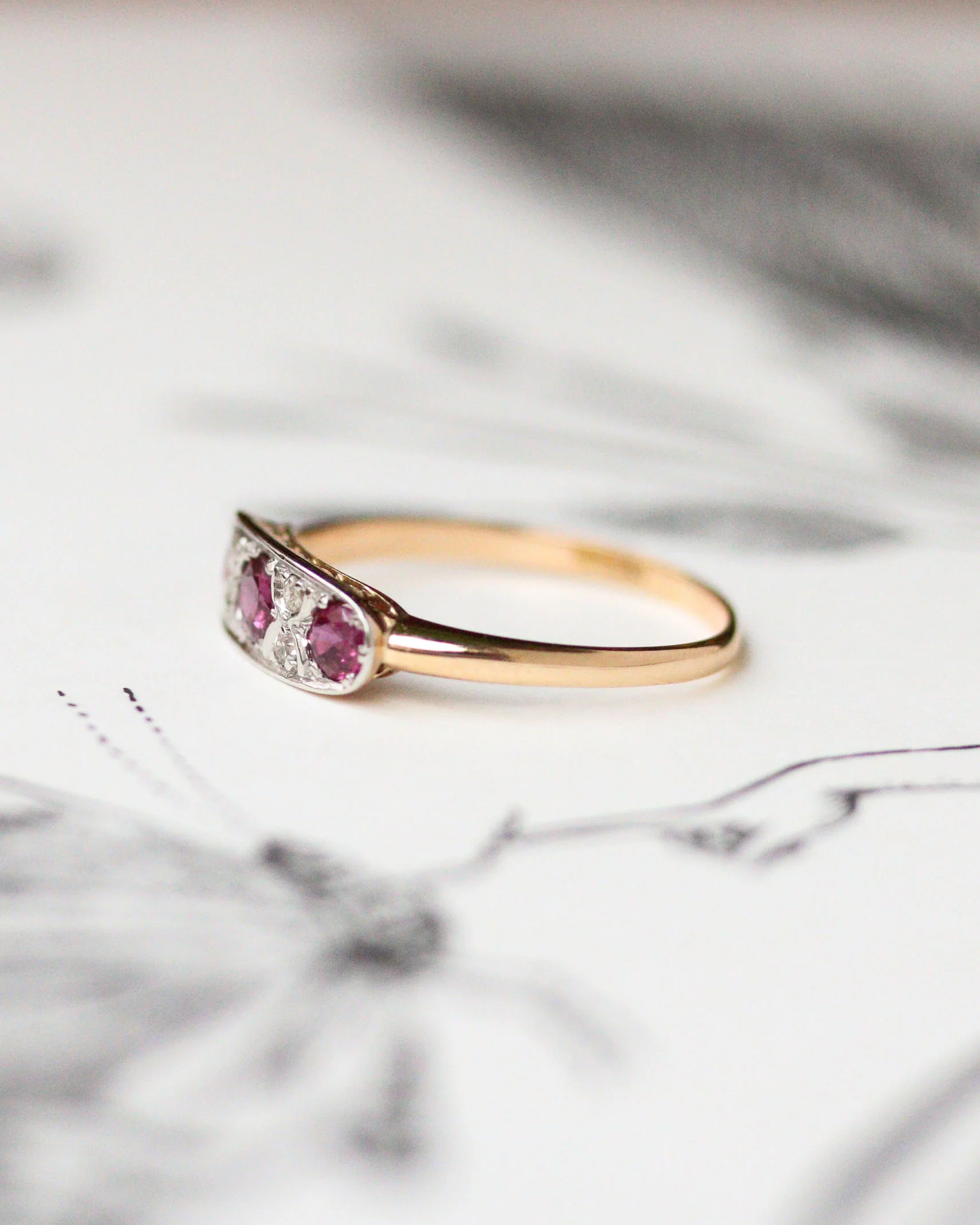 Bague Jarretière Ancienne Rubis et Diamants - Image 5