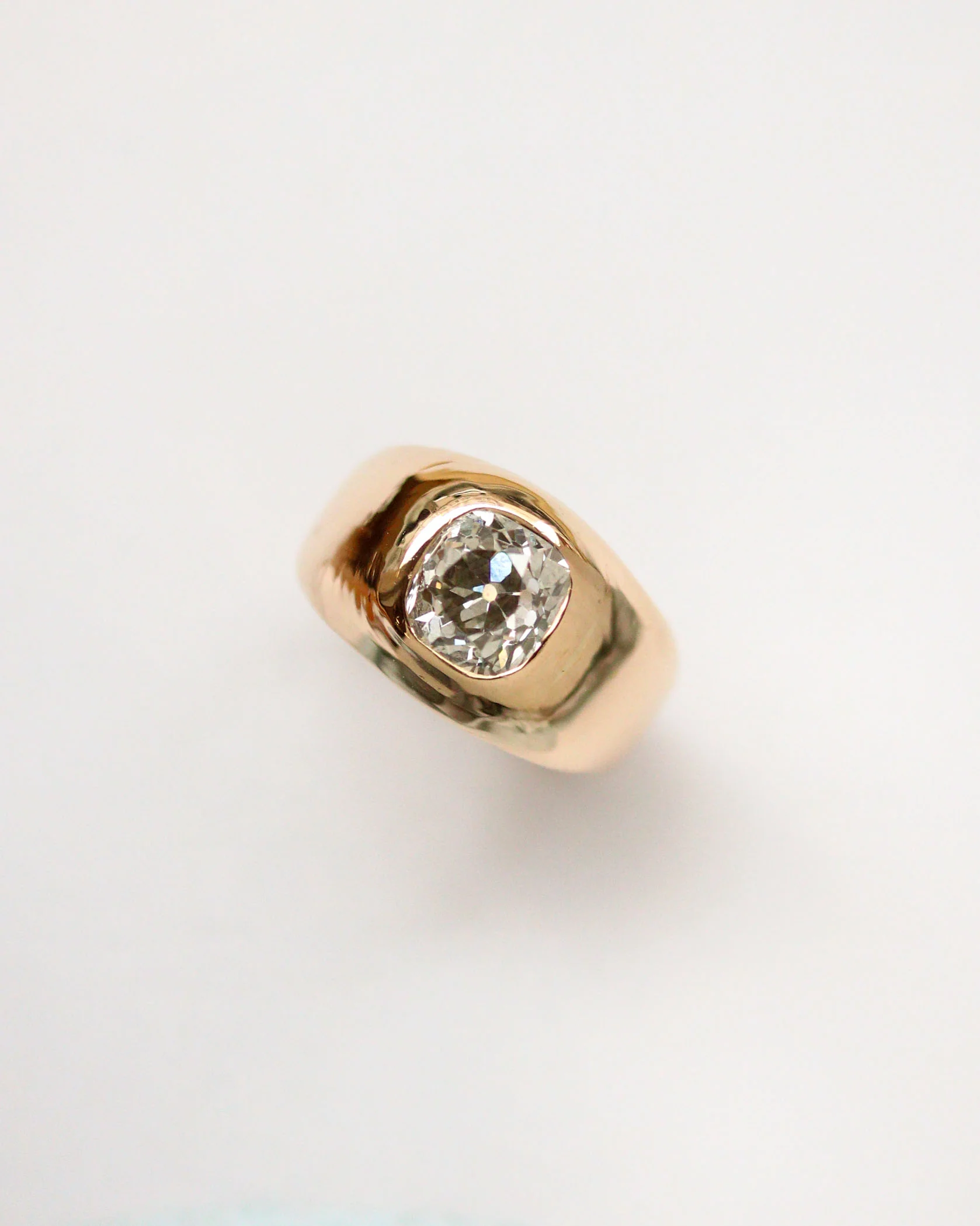 Bague Jonc Or Jaune et Diamant Taille Coussin - Image 3