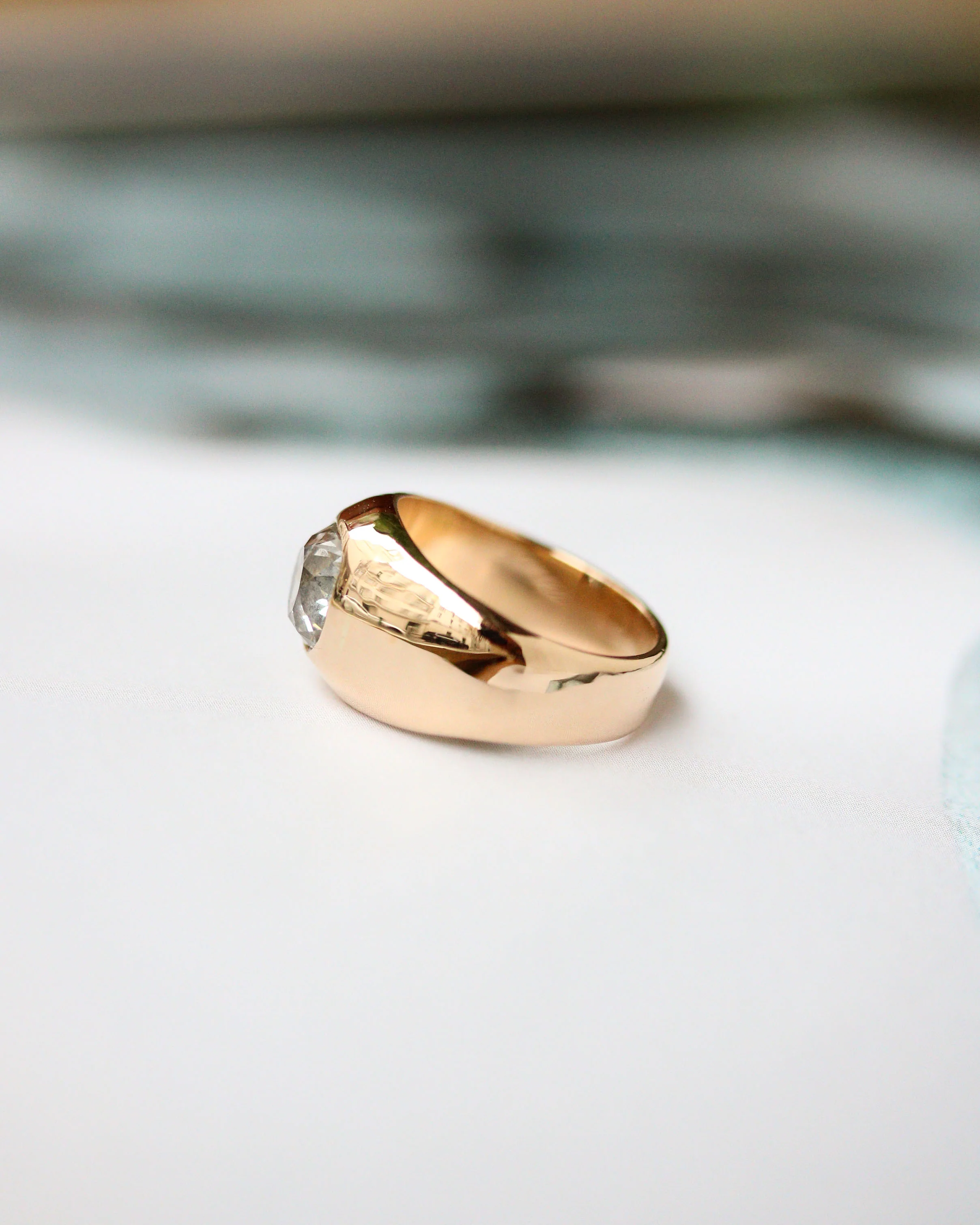 Bague Jonc Or Jaune et Diamant Taille Coussin - Image 5