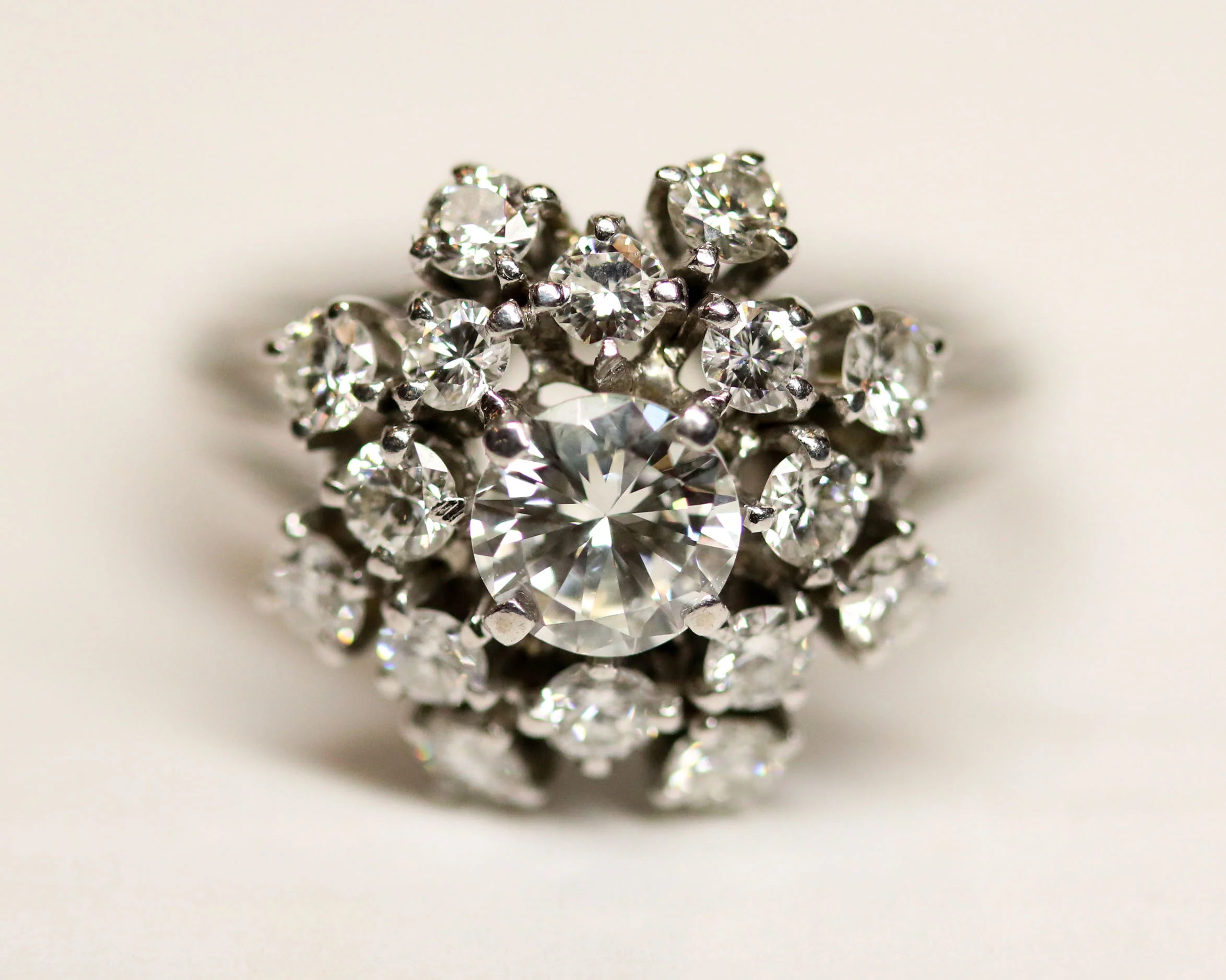 Bague Dôme Marguerite 1950 Diamants Or Blanc - Image 7