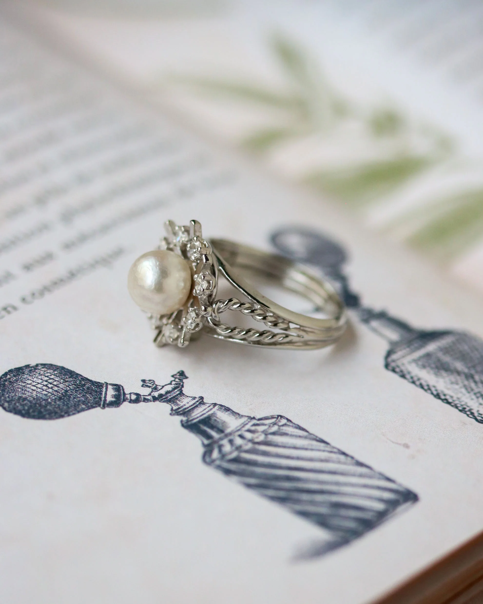Bague Marguerite Or Blanc Perle et Diamants - Image 4