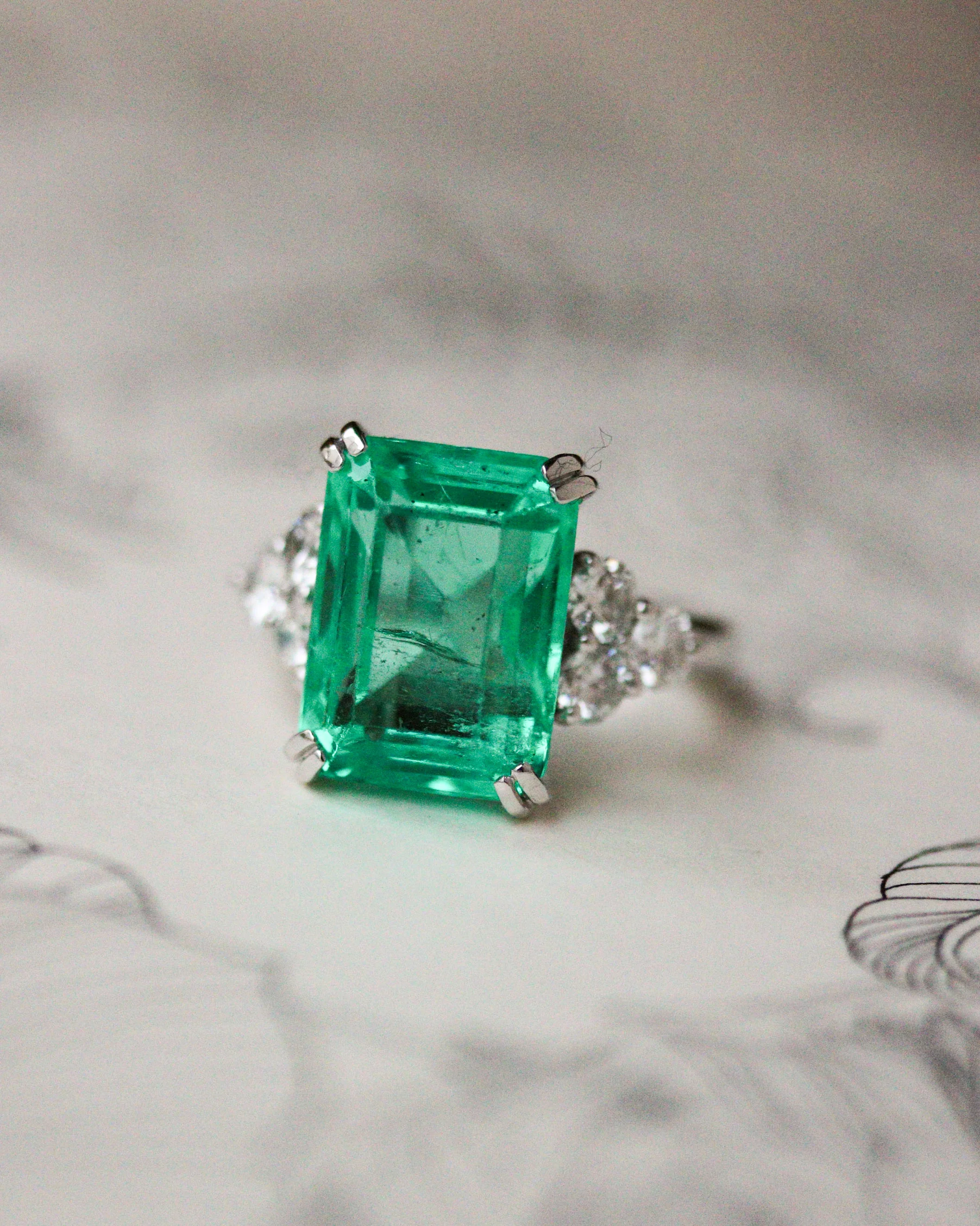 Bague Or Blanc Platine Emeraude de Colombie et Diamants