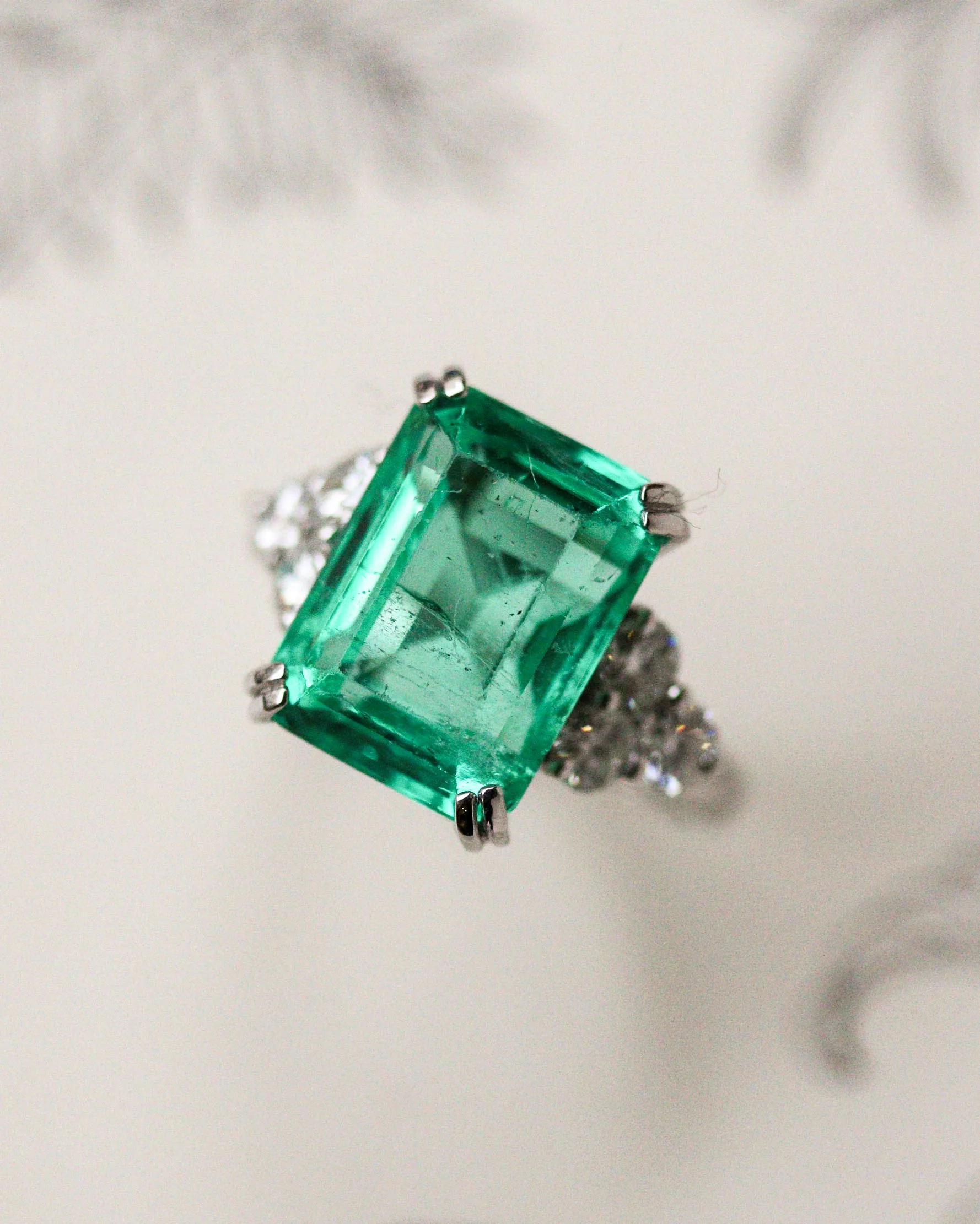 Bague Or Blanc Platine Emeraude de Colombie et Diamants - Image 6