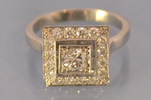 Bague or et diamants plateau carré