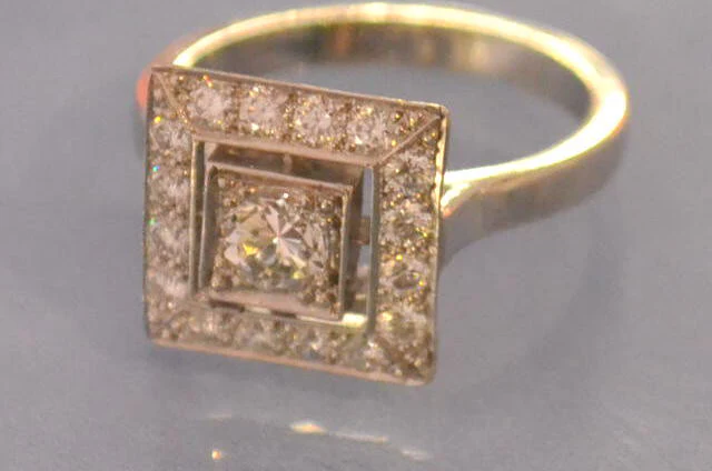Bague or et diamants plateau carré - Image 2