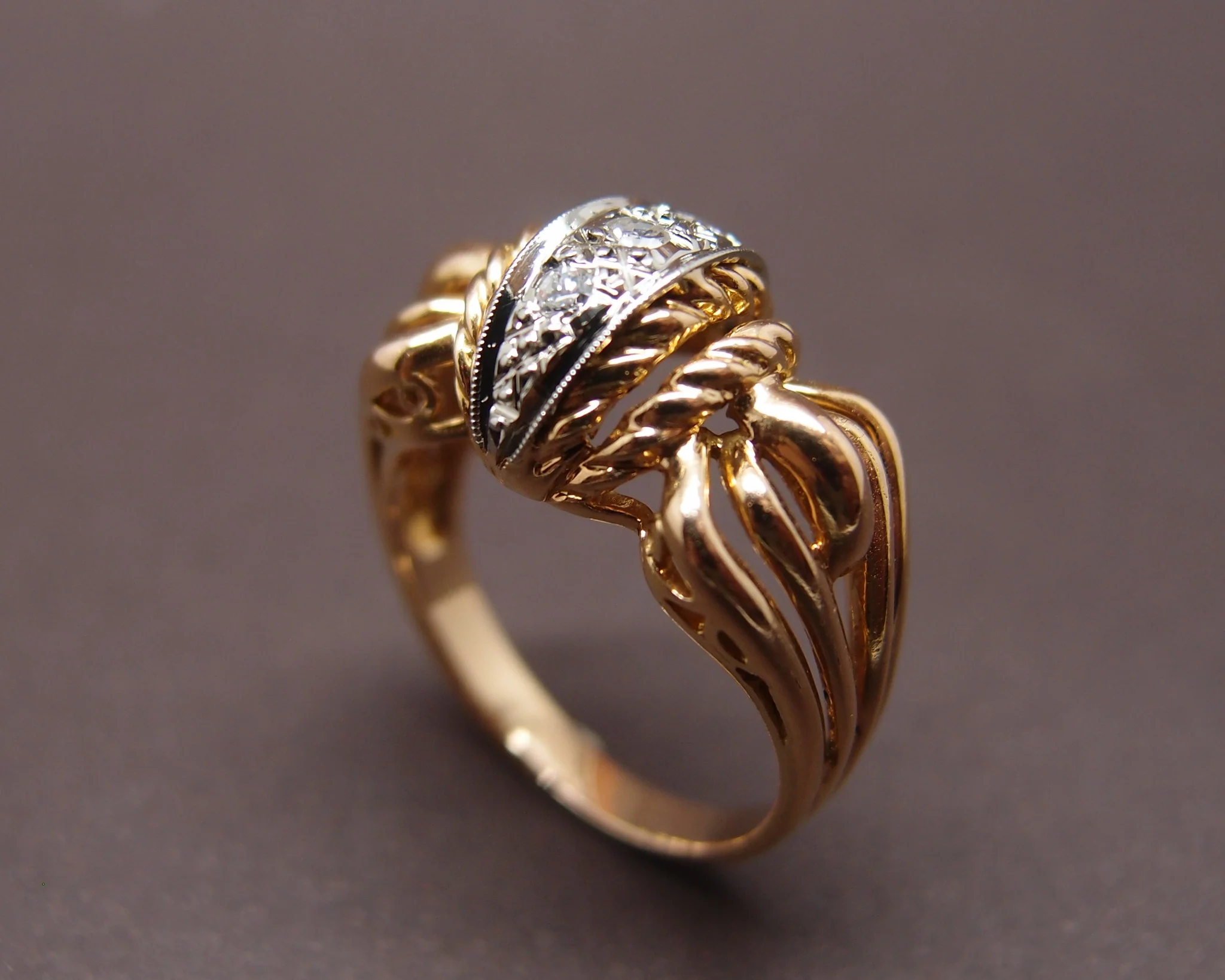 Bague or jaune, platine et diamants vers 1950