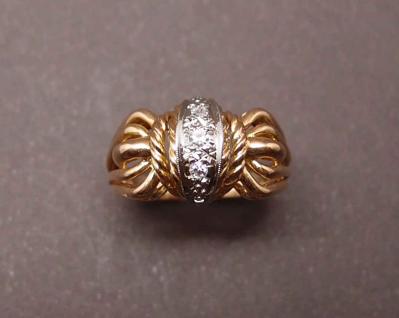Bague or jaune, platine et diamants vers 1950 - Image 3