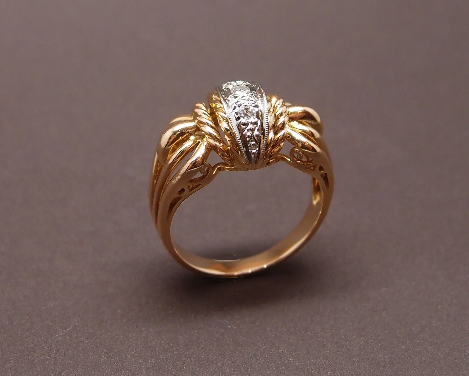 Bague or jaune, platine et diamants vers 1950 - Image 4