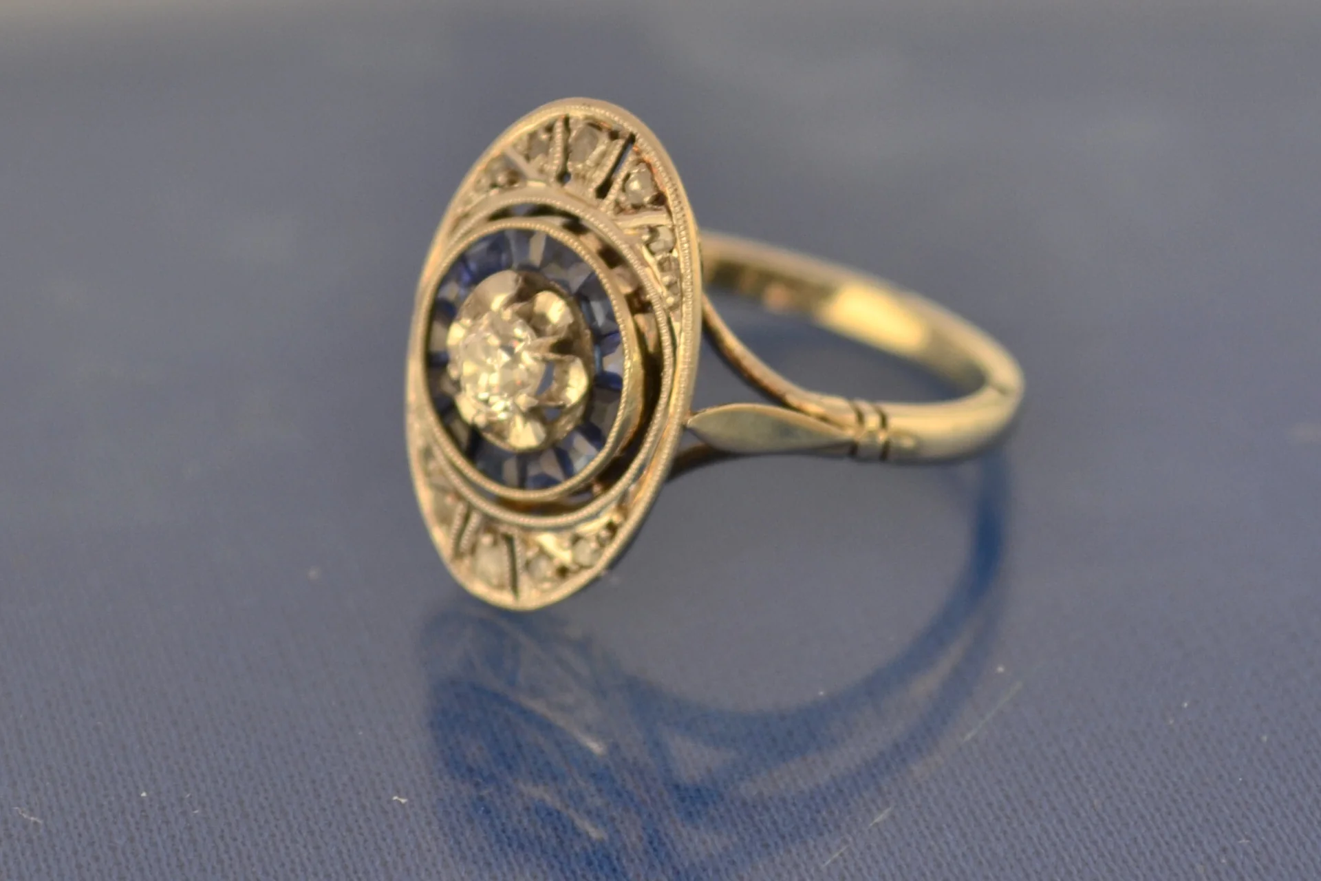 Bague Ovale Art Déco Diamants et Saphirs Calibrés - Image 2