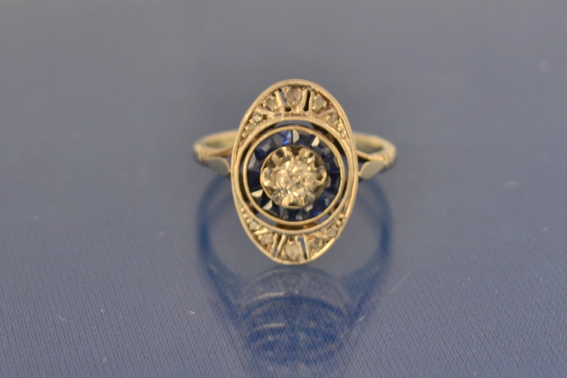 Bague Ovale Art Déco Diamants et Saphirs Calibrés - Image 3