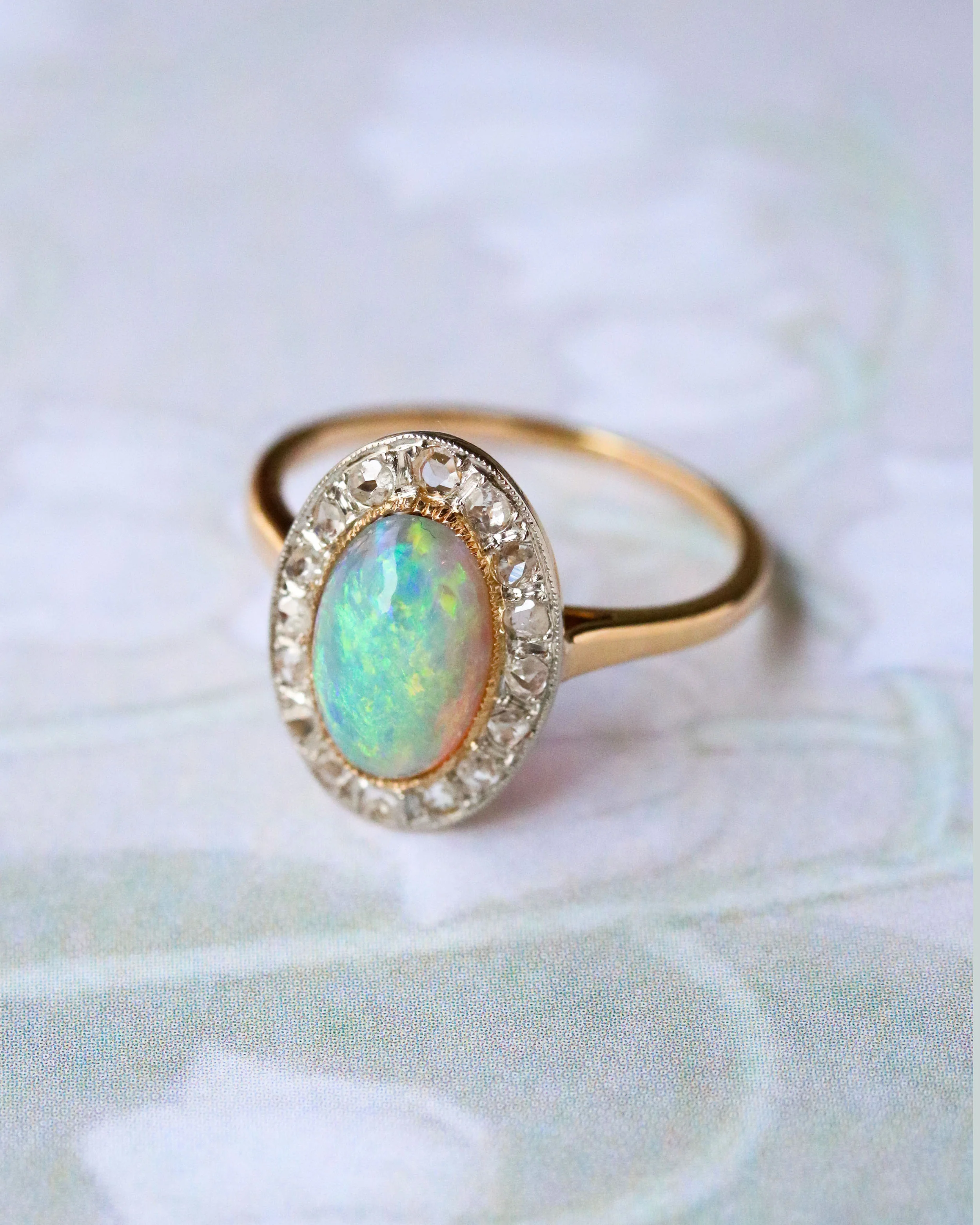 Bague Ovale Opale et Diamants
