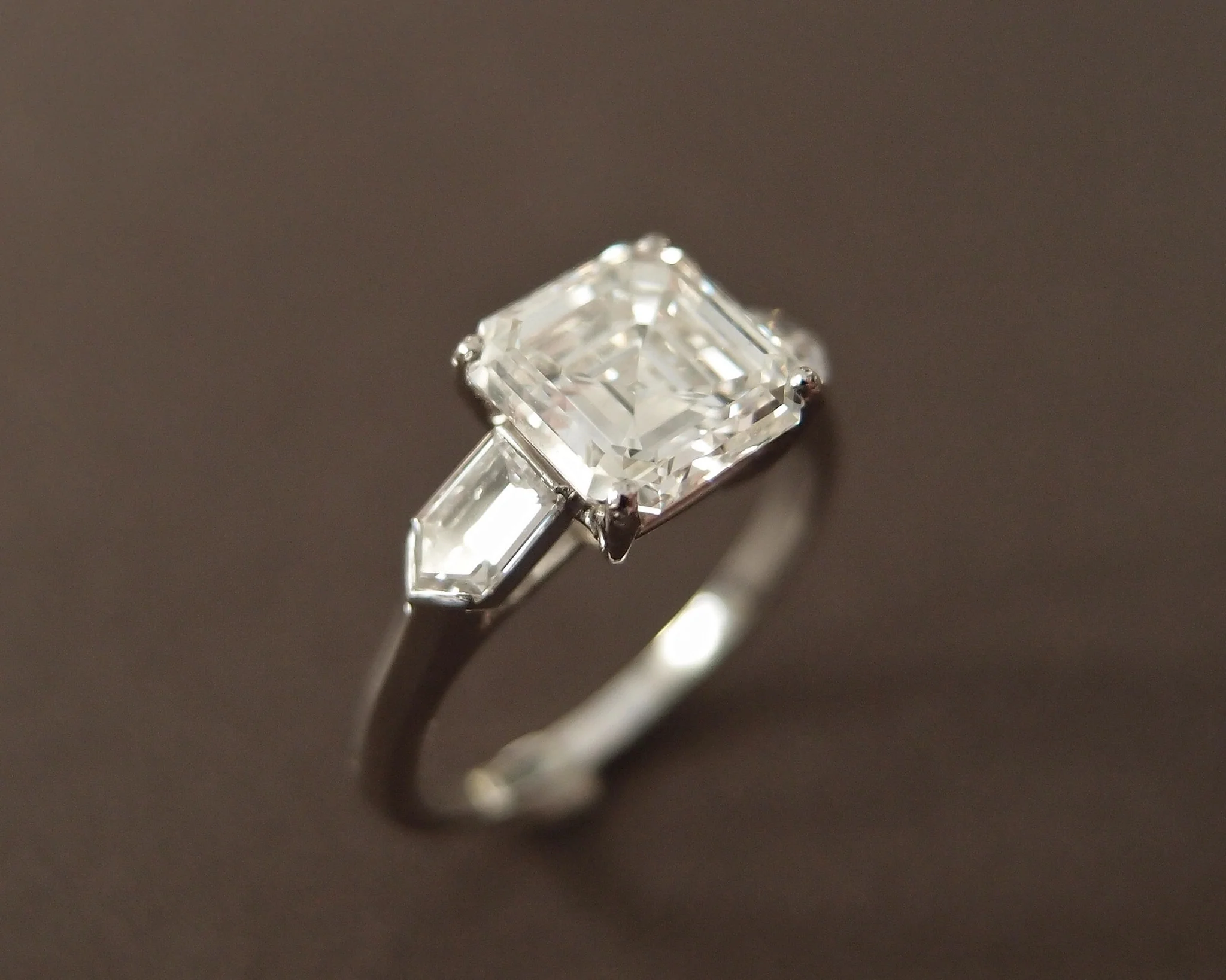 Bague Platine avec Diamant Carré pans coupés de 2.21 ct I/VS2