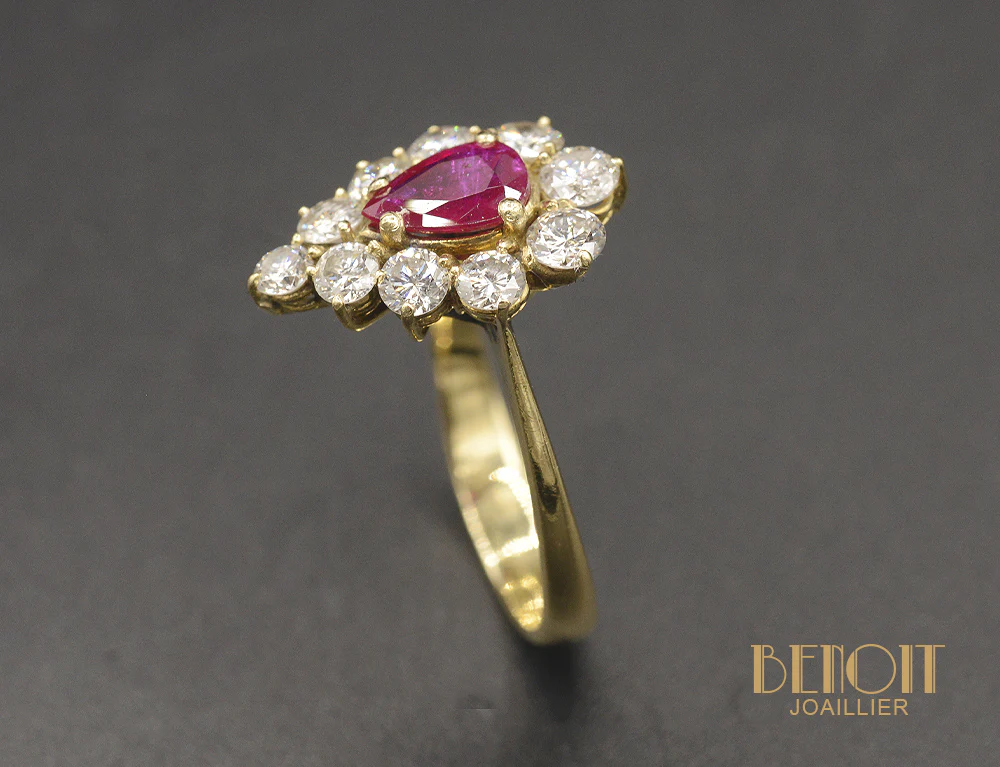 Bague Pompadour Rubis Poire et Diamants - Image 3