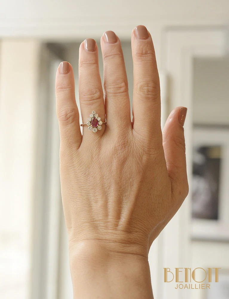 Bague Pompadour Rubis Poire et Diamants - Image 5